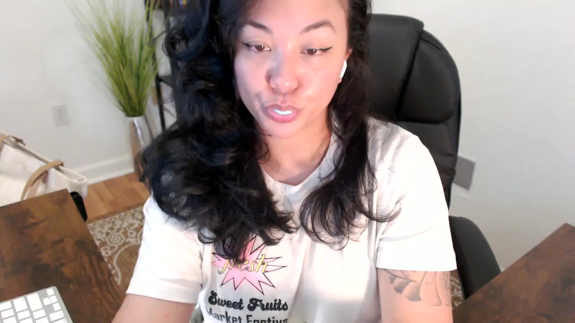 Gallery image thumbnail from MickaylaStar's myfreecams stream on, 04/16/2025, 18:52 image 18 of 20