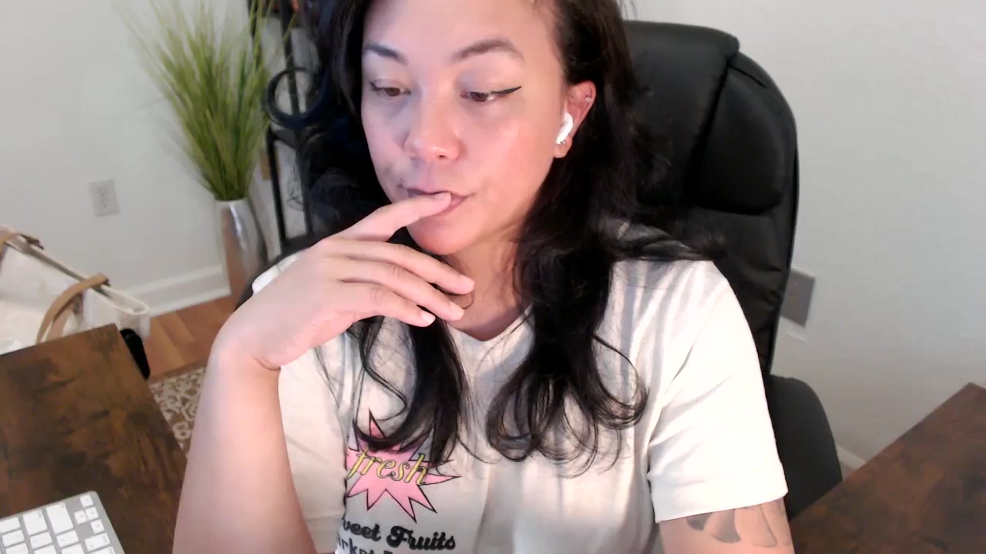 Gallery image thumbnail from MickaylaStar's myfreecams stream on, 04/16/2025, 19:09 image 19 of 20