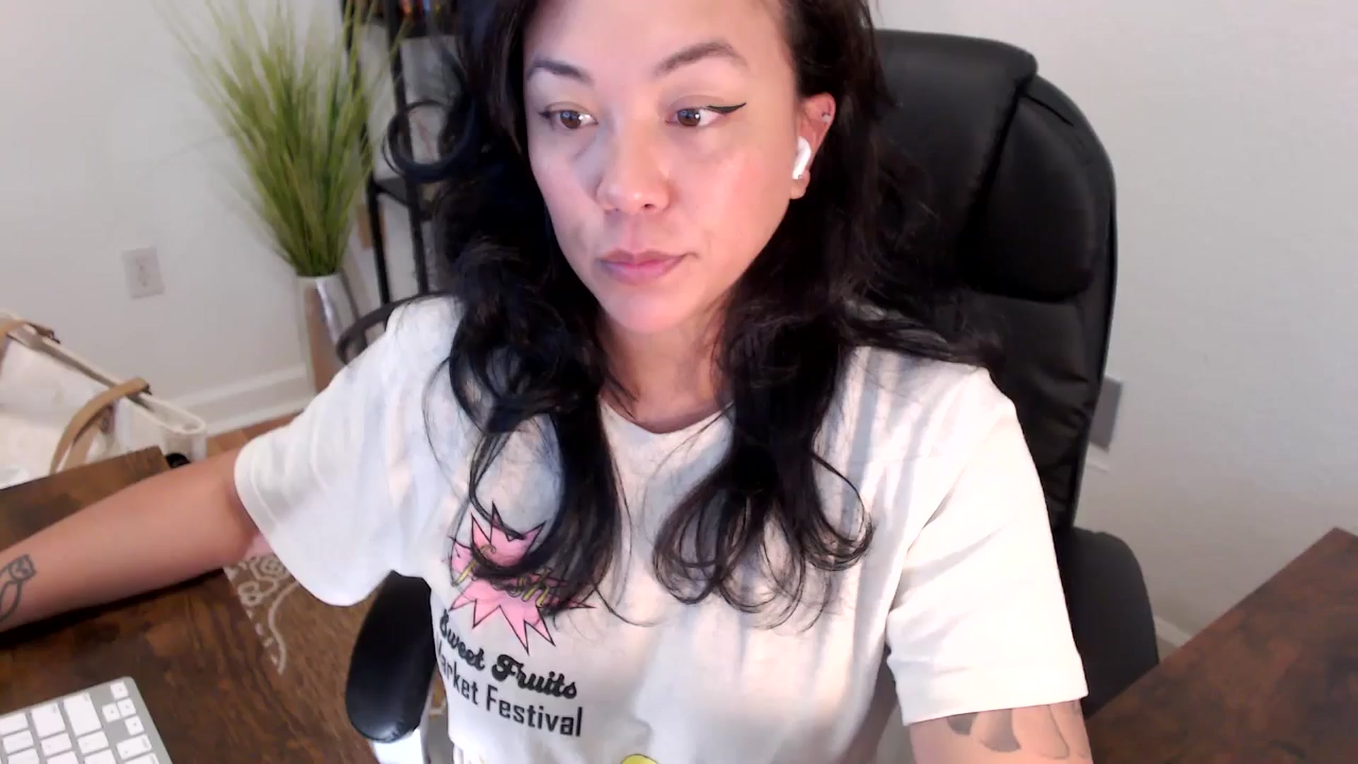 Gallery image thumbnail from MickaylaStar's myfreecams stream on, 04/16/2025, 19:09 image 17 of 20
