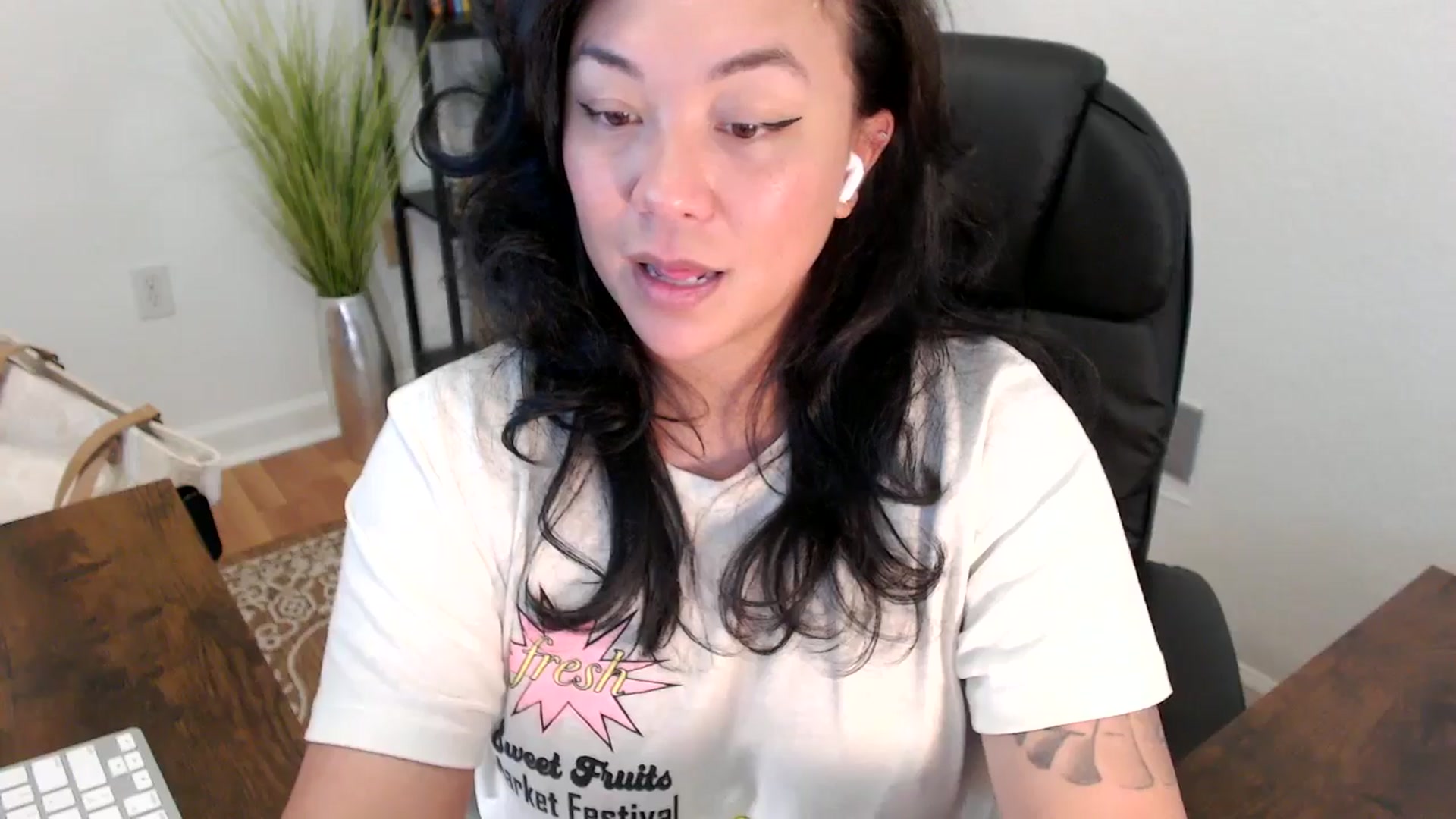 Gallery image thumbnail from MickaylaStar's myfreecams stream on, 04/16/2025, 19:38 image 5 of 20