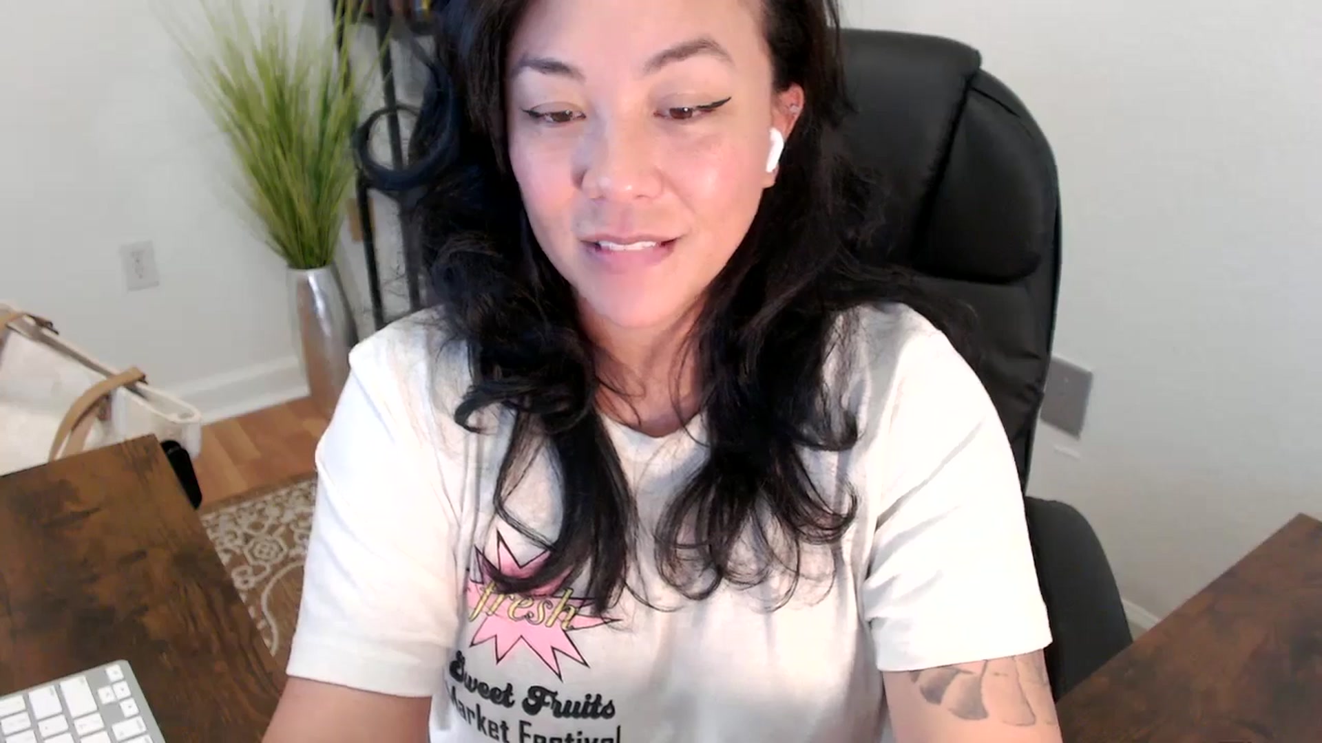 Gallery image thumbnail from MickaylaStar's myfreecams stream on, 04/16/2025, 19:38 image 4 of 20