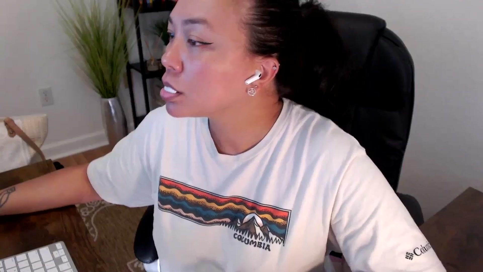 Gallery image thumbnail from MickaylaStar's myfreecams stream on, 04/17/2025, 20:00 image 19 of 20