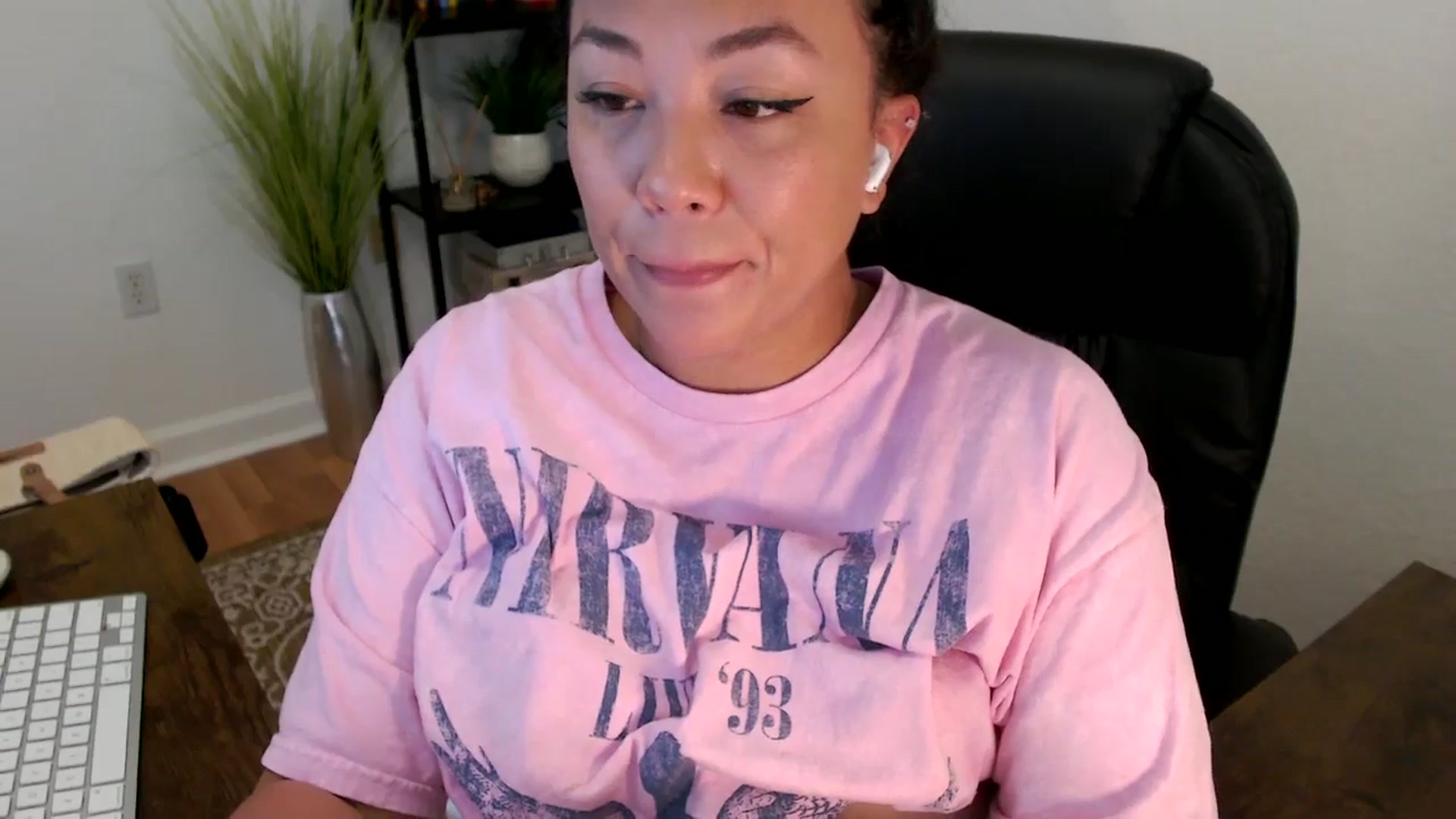 Gallery image thumbnail from MickaylaStar's myfreecams stream on, 04/18/2025, 16:59 image 16 of 20