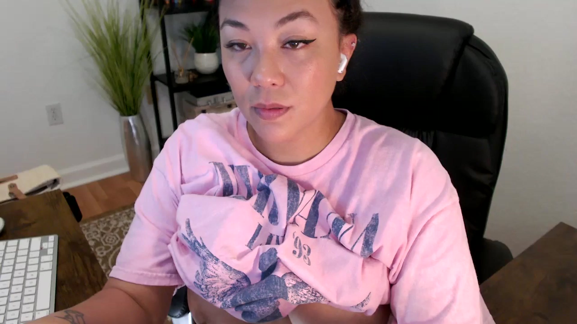 Gallery image thumbnail from MickaylaStar's myfreecams stream on, 04/18/2025, 16:59 image 15 of 20