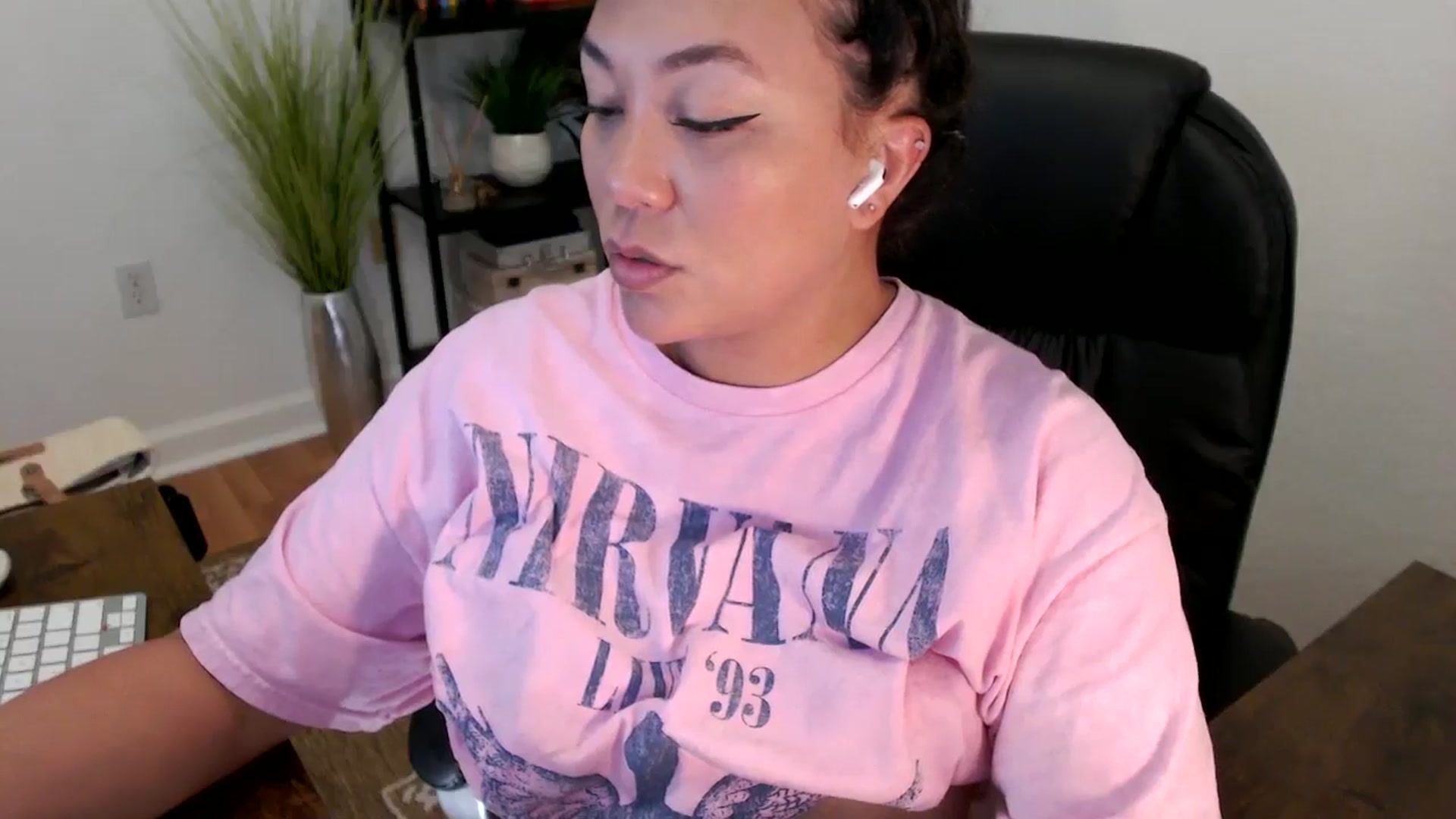 Gallery image thumbnail from MickaylaStar's myfreecams stream on, 04/18/2025, 16:59 image 17 of 20