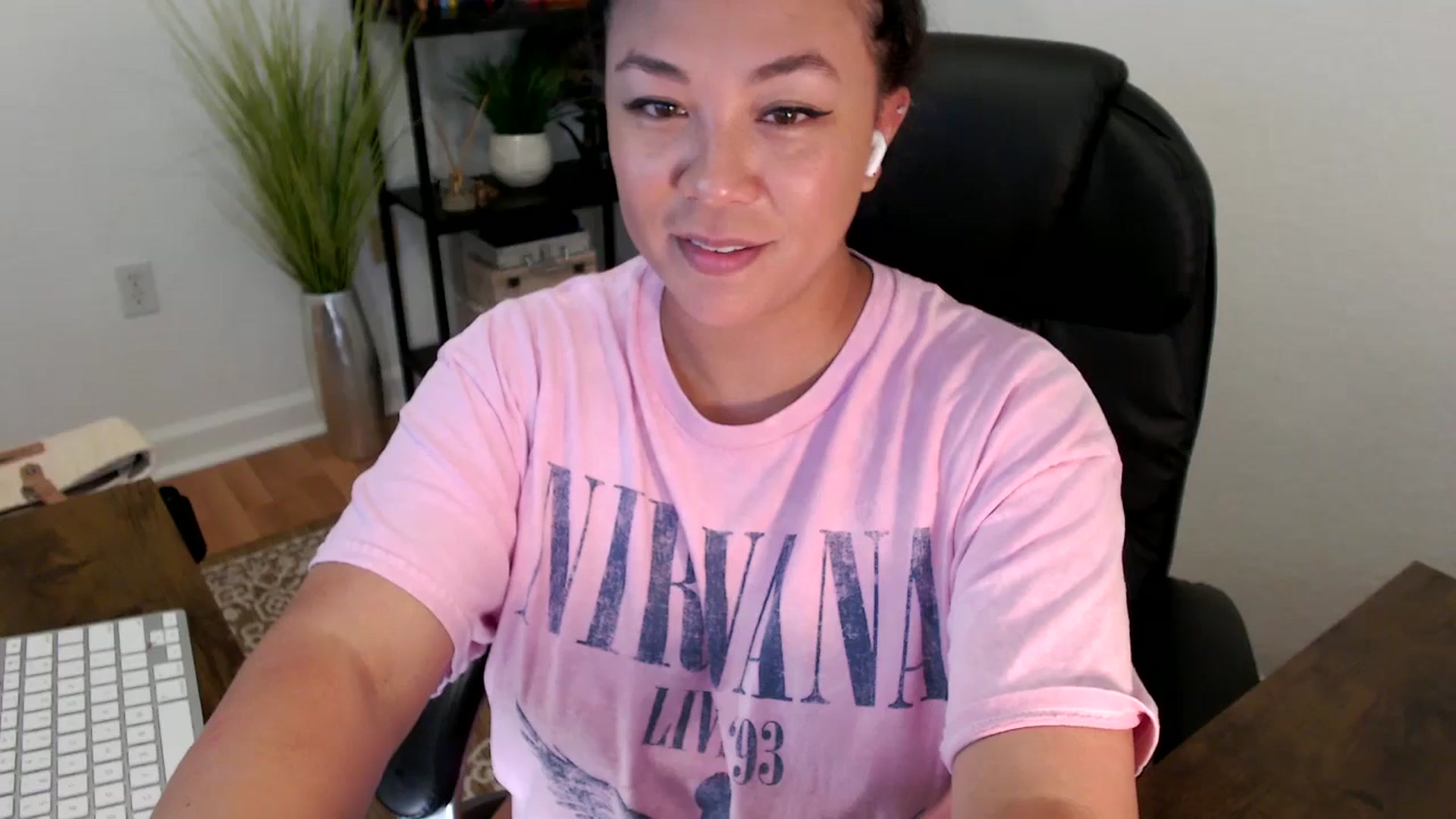 Gallery image thumbnail from MickaylaStar's myfreecams stream on, 04/18/2025, 17:25 image 6 of 20