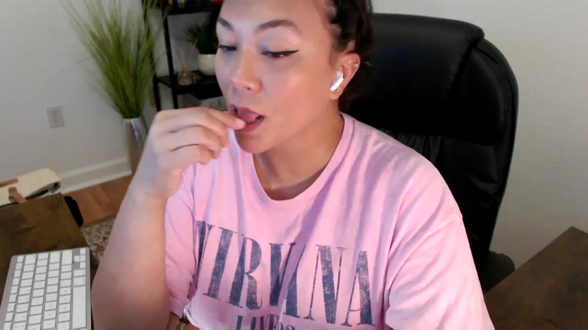Gallery image thumbnail from MickaylaStar's myfreecams stream on, 04/18/2025, 17:25 image 17 of 20