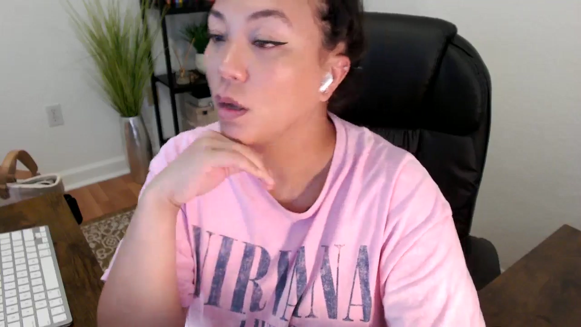 Gallery image thumbnail from MickaylaStar's myfreecams stream on, 04/18/2025, 17:45 image 7 of 20