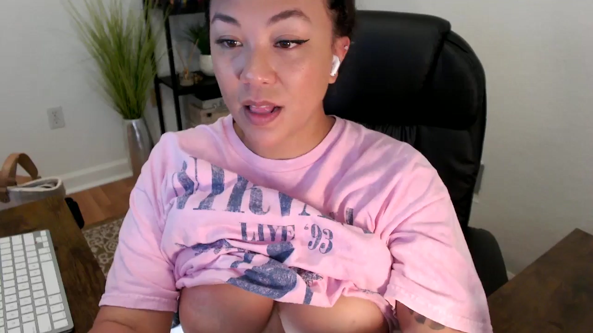 Gallery image thumbnail from MickaylaStar's myfreecams stream on, 04/18/2025, 17:45 image 12 of 20