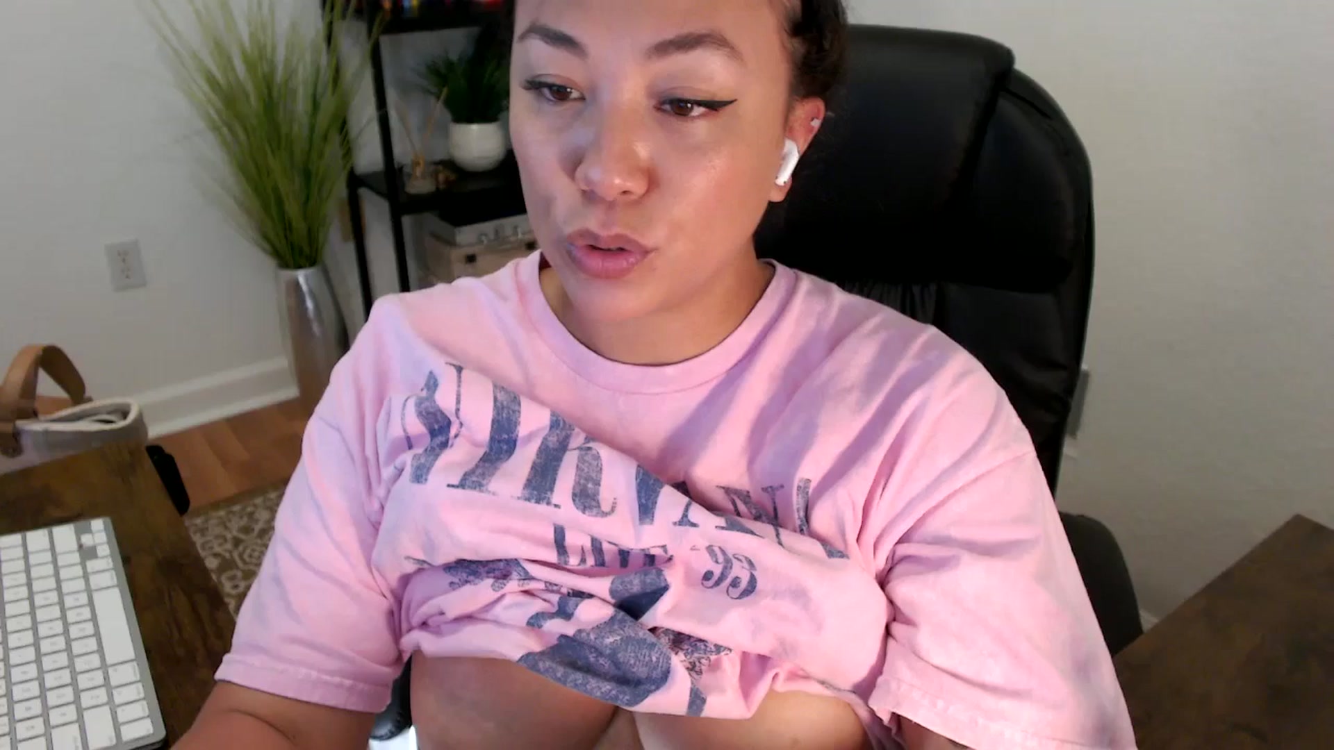 Gallery image thumbnail from MickaylaStar's myfreecams stream on, 04/18/2025, 17:45 image 13 of 20