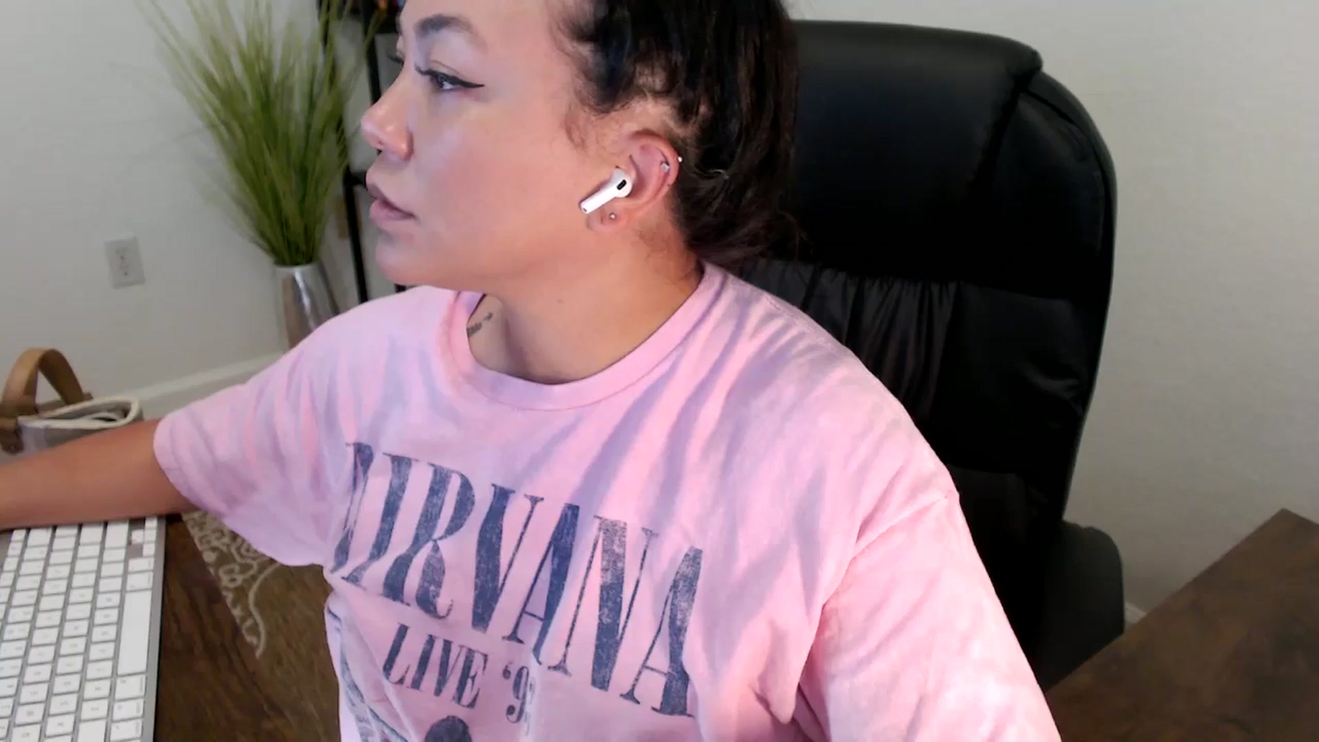 Gallery image thumbnail from MickaylaStar's myfreecams stream on, 04/18/2025, 18:15 image 15 of 20