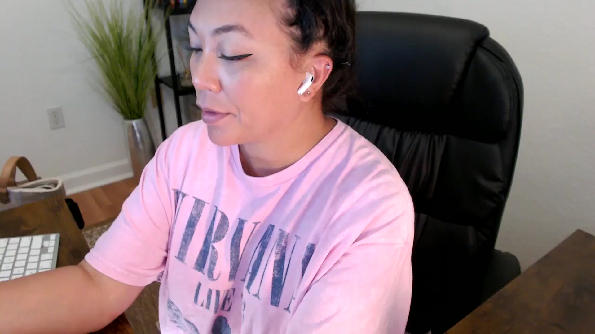 Gallery image thumbnail from MickaylaStar's myfreecams stream on, 04/18/2025, 18:15 image 6 of 20