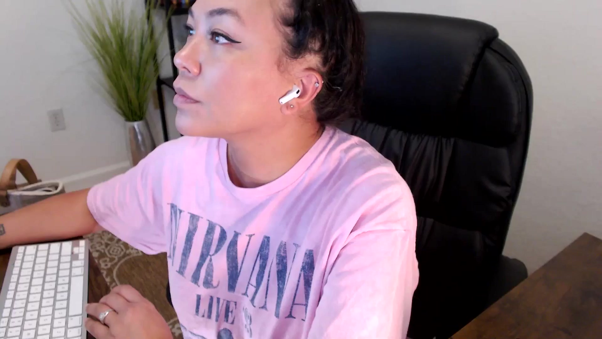 Gallery image thumbnail from MickaylaStar's myfreecams stream on, 04/18/2025, 18:15 image 7 of 20