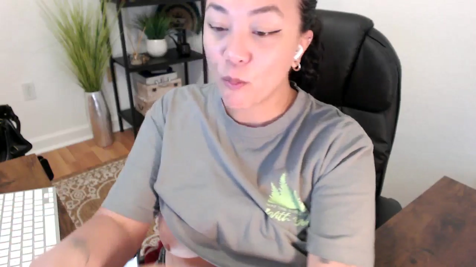 Gallery image thumbnail from MickaylaStar's myfreecams stream on, 04/22/2025, 16:08 image 11 of 20