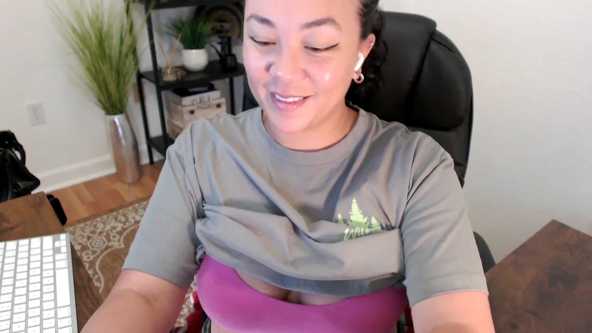 Gallery image thumbnail from MickaylaStar's myfreecams stream on, 04/22/2025, 16:08 image 2 of 20