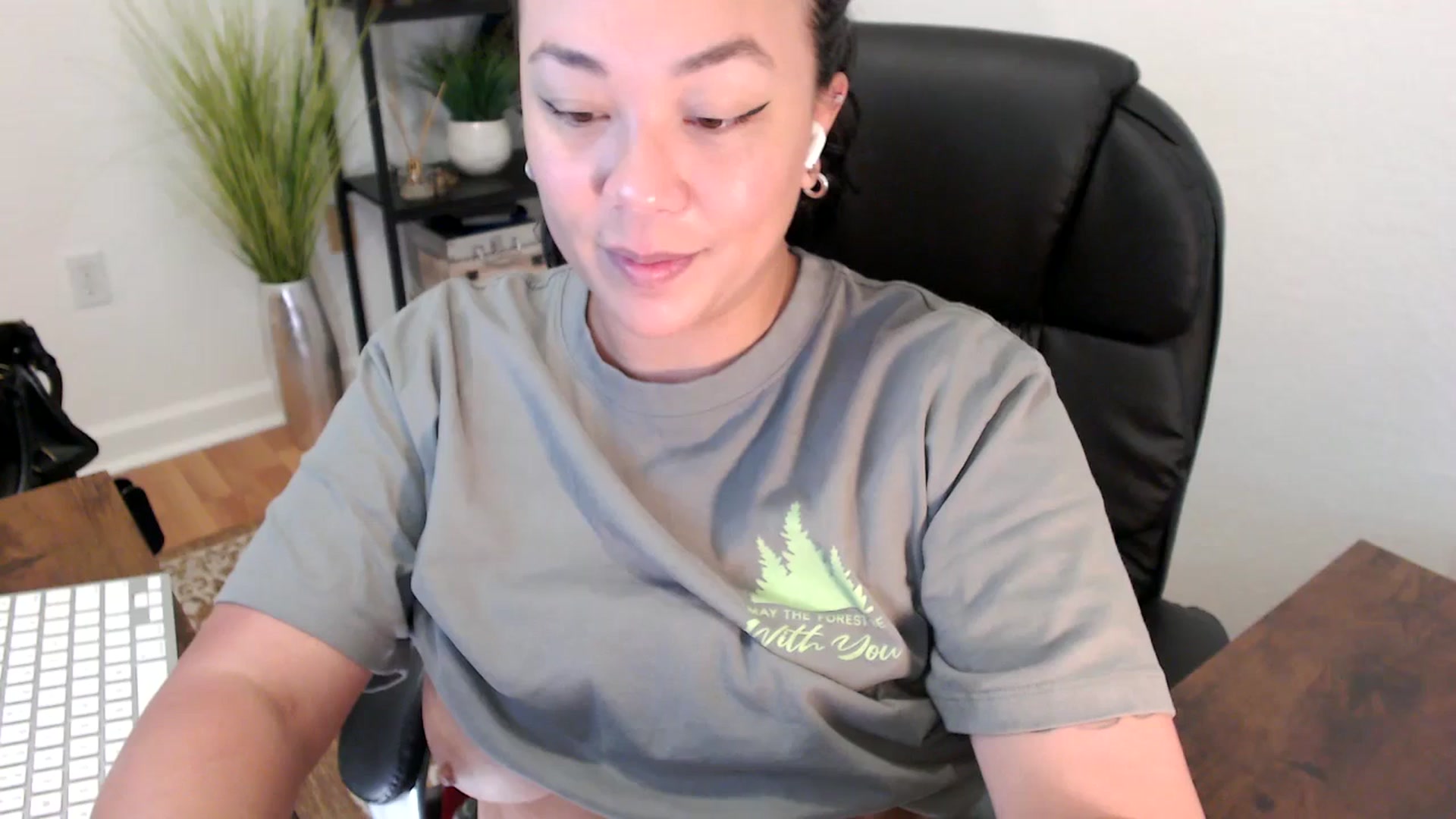 Gallery image thumbnail from MickaylaStar's myfreecams stream on, 04/22/2025, 16:08 image 10 of 20