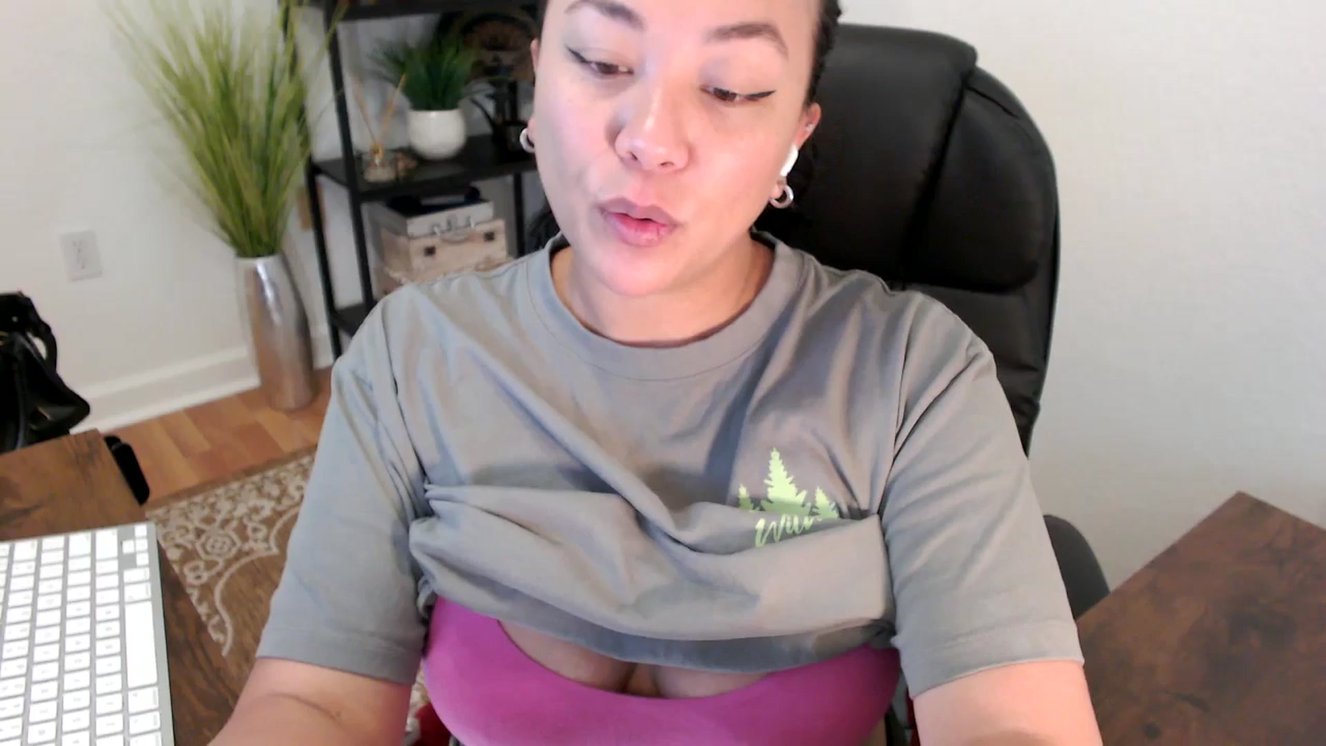 Gallery image thumbnail from MickaylaStar's myfreecams stream on, 04/22/2025, 16:08 image 1 of 20