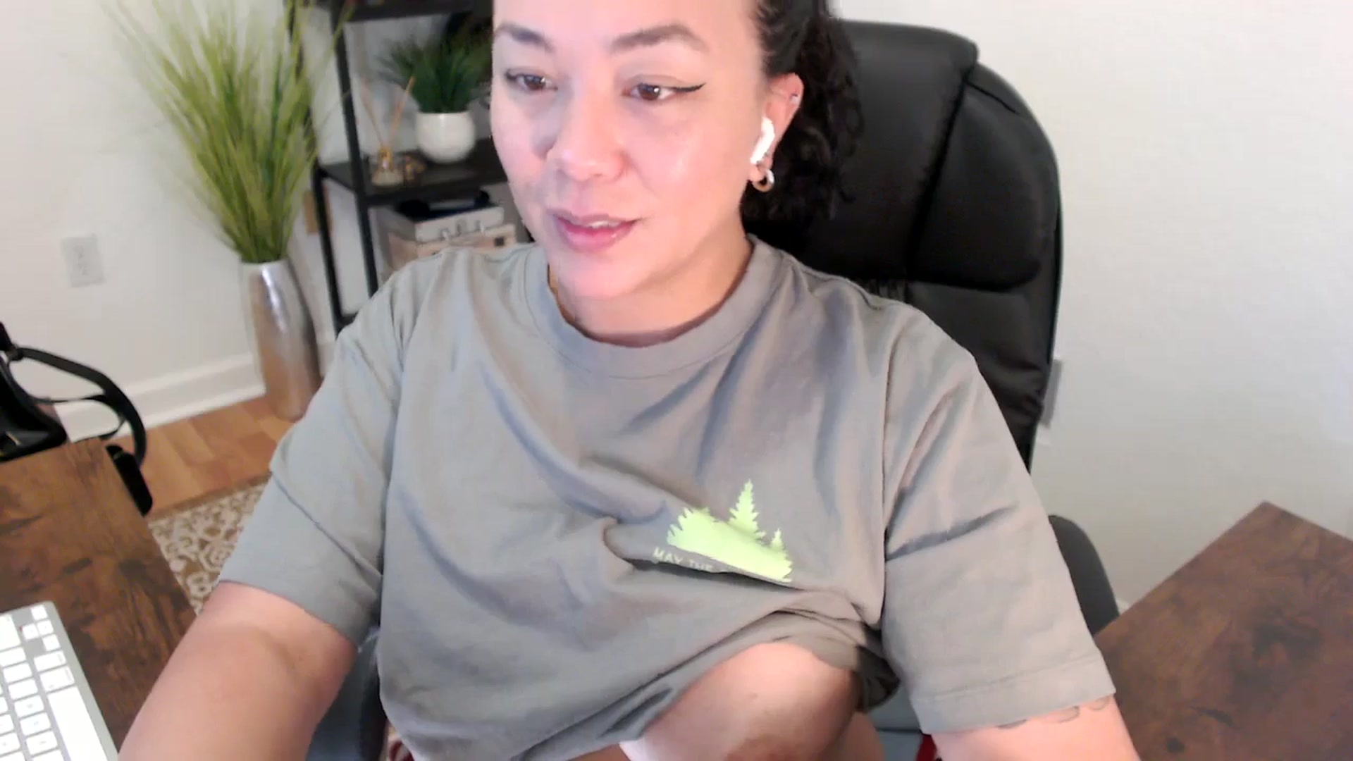 Gallery image thumbnail from MickaylaStar's myfreecams stream on, 04/22/2025, 16:56 image 4 of 20