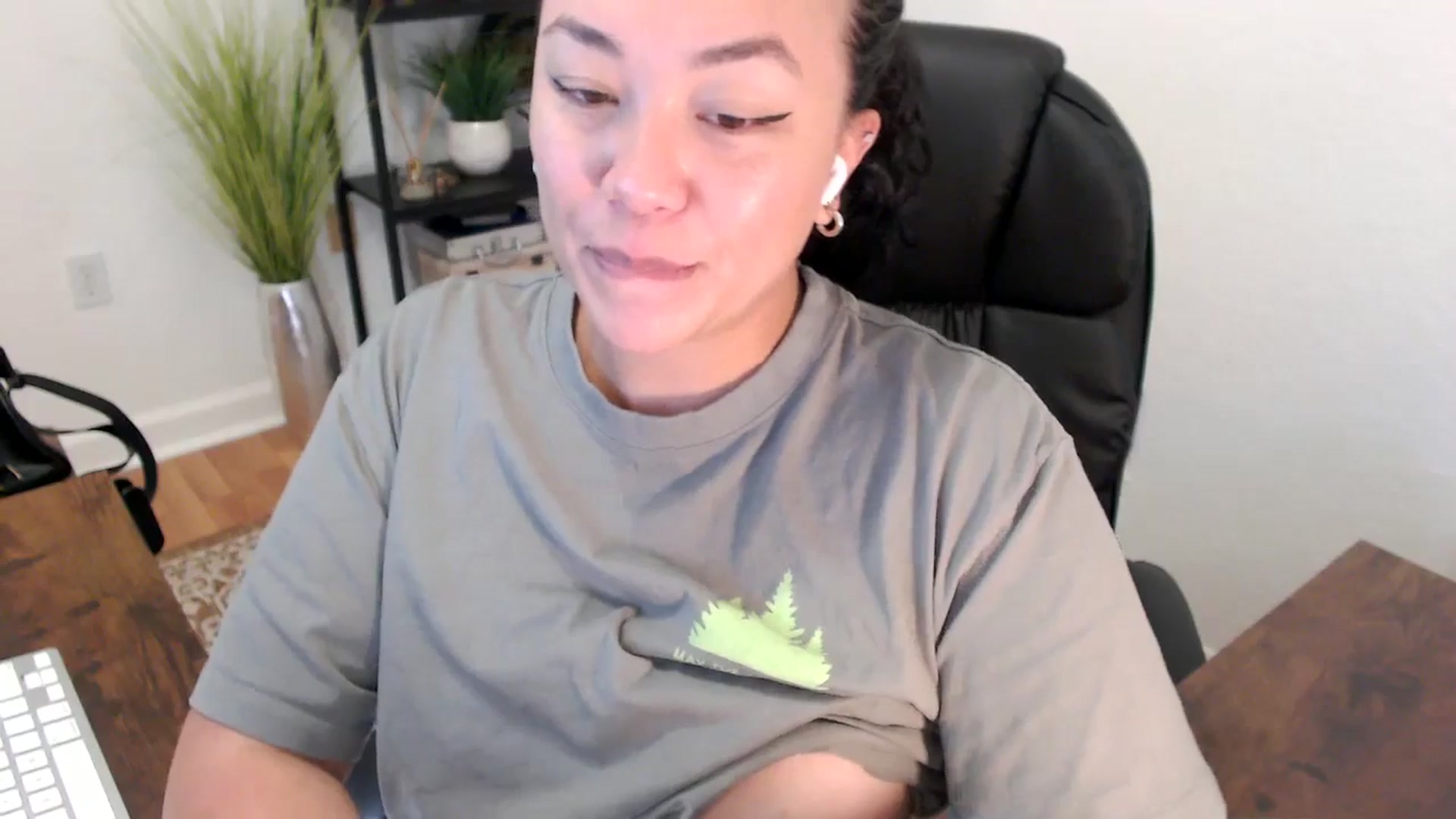 Gallery image thumbnail from MickaylaStar's myfreecams stream on, 04/22/2025, 16:56 image 5 of 20