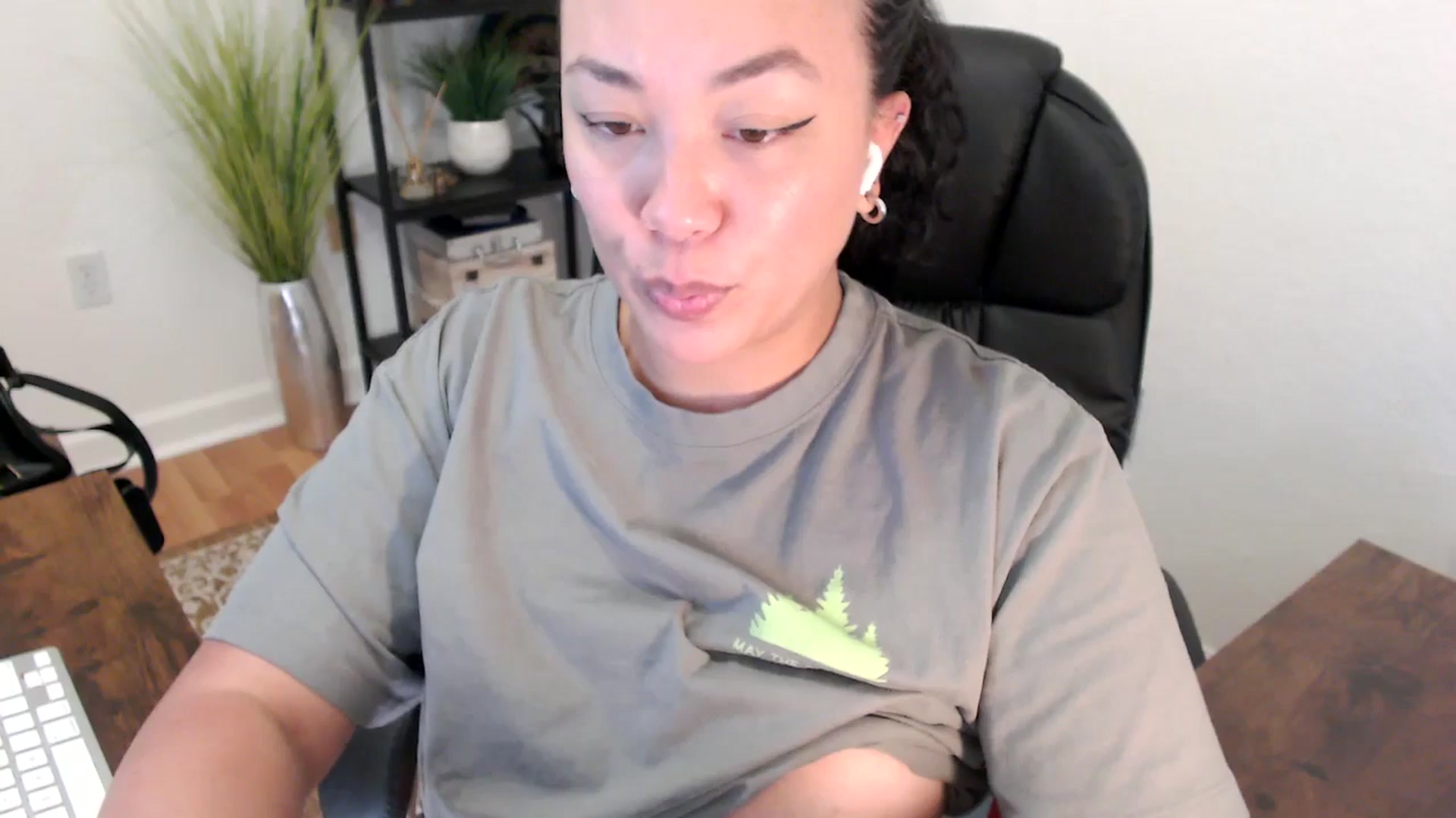 Gallery image thumbnail from MickaylaStar's myfreecams stream on, 04/22/2025, 16:56 image 3 of 20