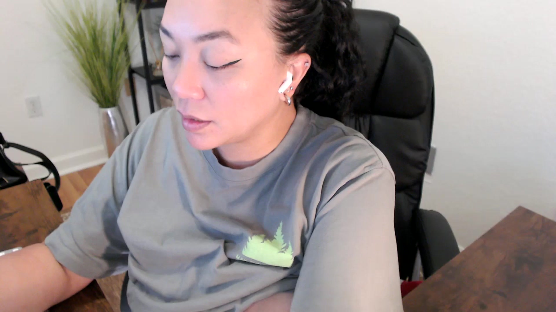 Gallery image thumbnail from MickaylaStar's myfreecams stream on, 04/22/2025, 16:56 image 2 of 20