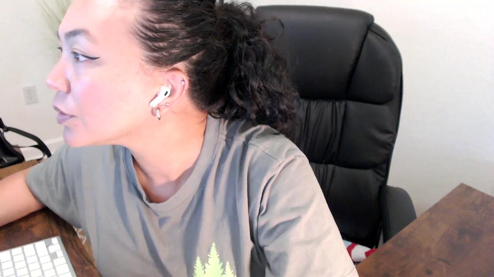 Gallery image thumbnail from MickaylaStar's myfreecams stream on, 04/22/2025, 17:56 image 4 of 20