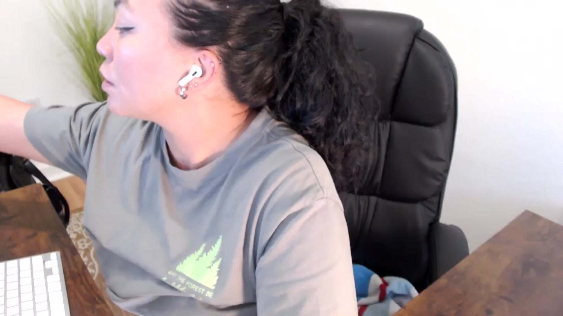 Gallery image thumbnail from MickaylaStar's myfreecams stream on, 04/22/2025, 20:16 image 17 of 20