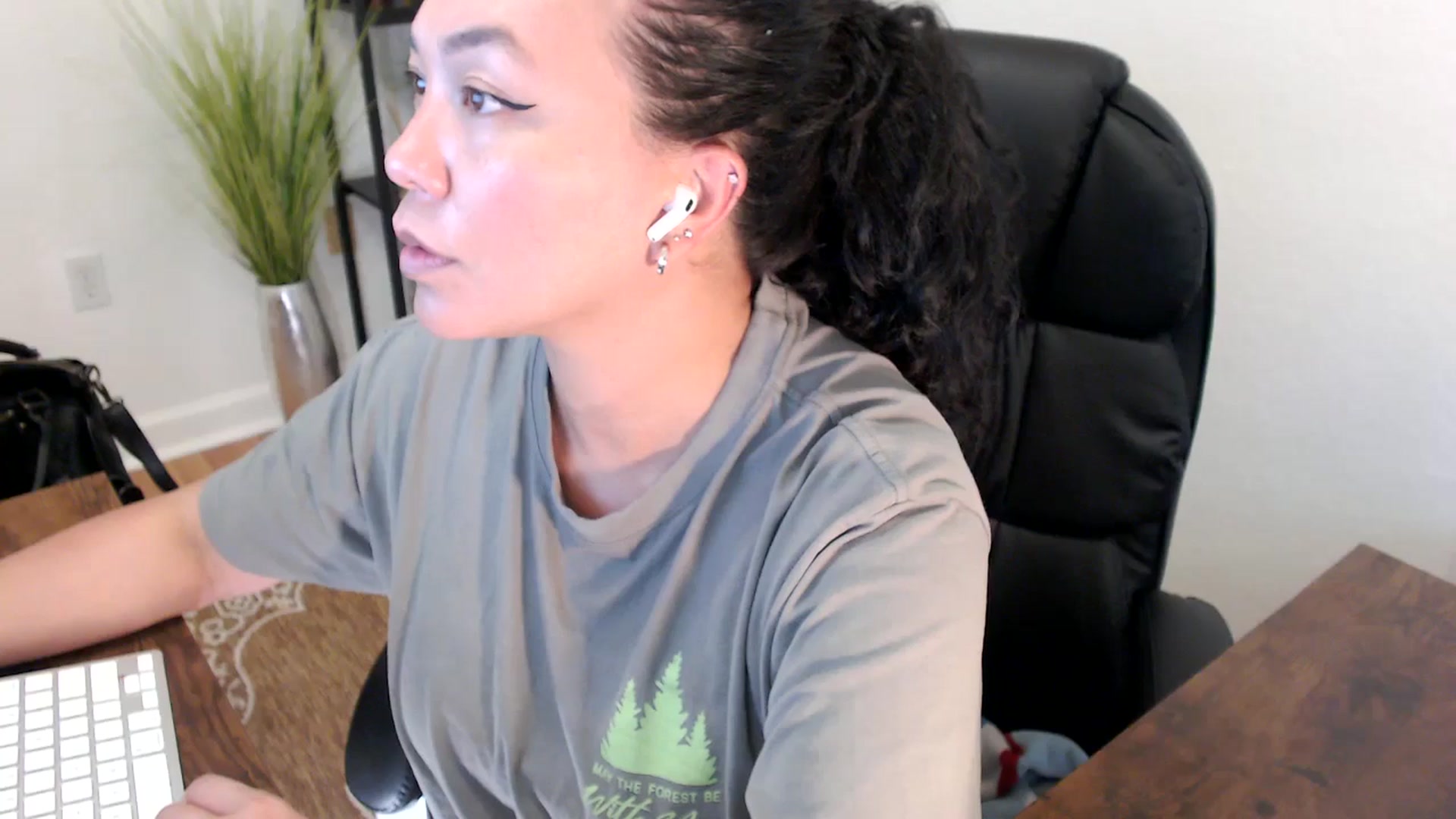 Gallery image thumbnail from MickaylaStar's myfreecams stream on, 04/22/2025, 20:16 image 10 of 20