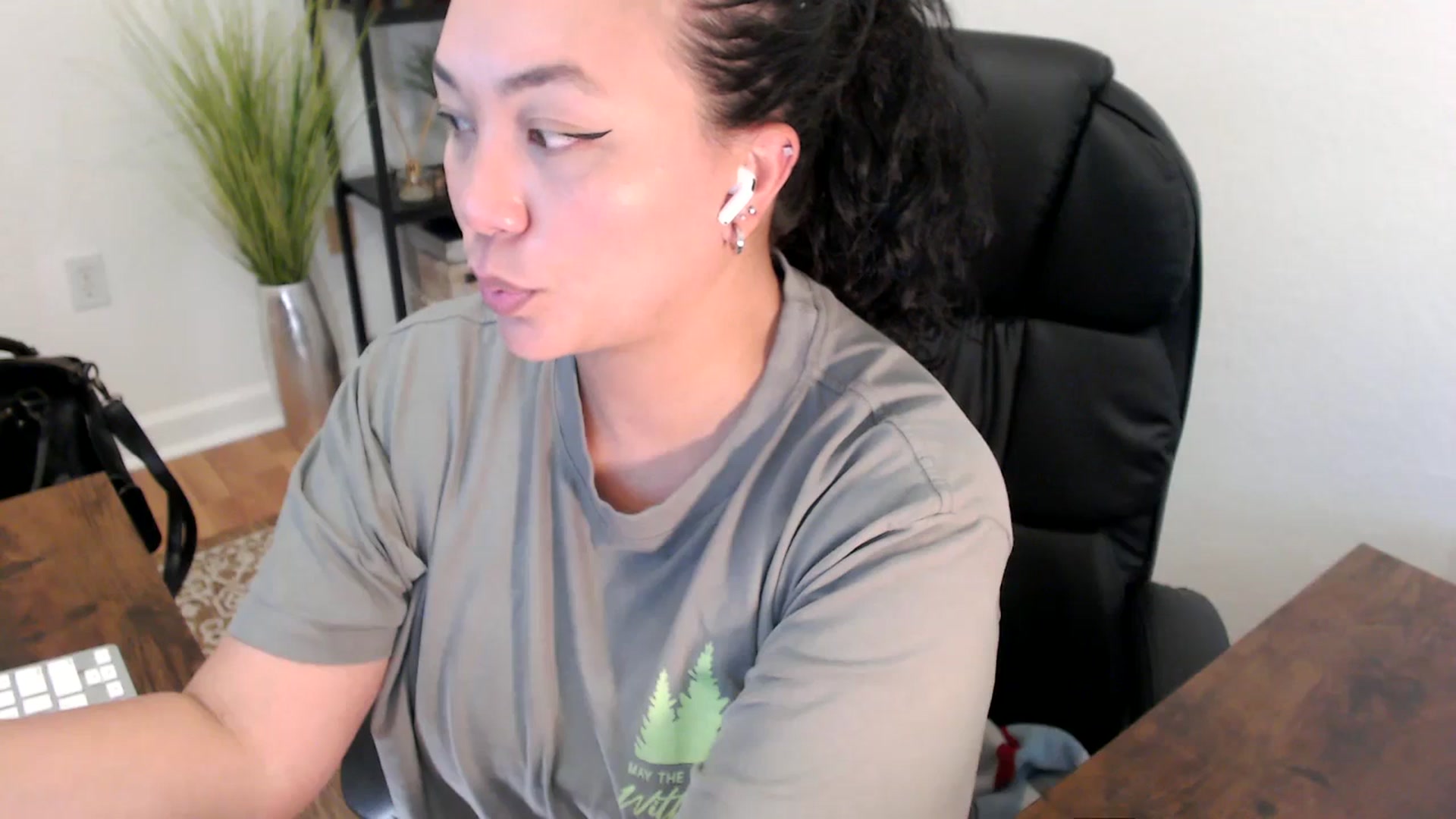 Gallery image thumbnail from MickaylaStar's myfreecams stream on, 04/22/2025, 20:16 image 5 of 20