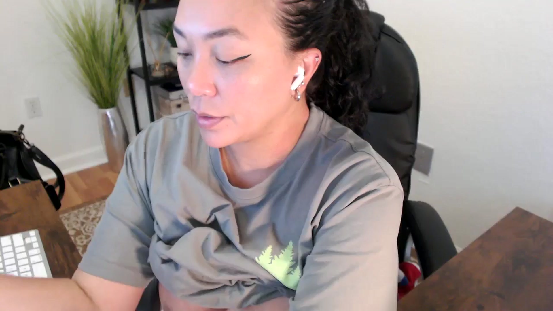 Gallery image thumbnail from MickaylaStar's myfreecams stream on, 04/22/2025, 20:38 image 11 of 20