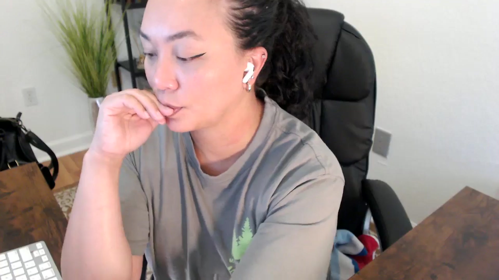 Gallery image thumbnail from MickaylaStar's myfreecams stream on, 04/22/2025, 20:38 image 17 of 20