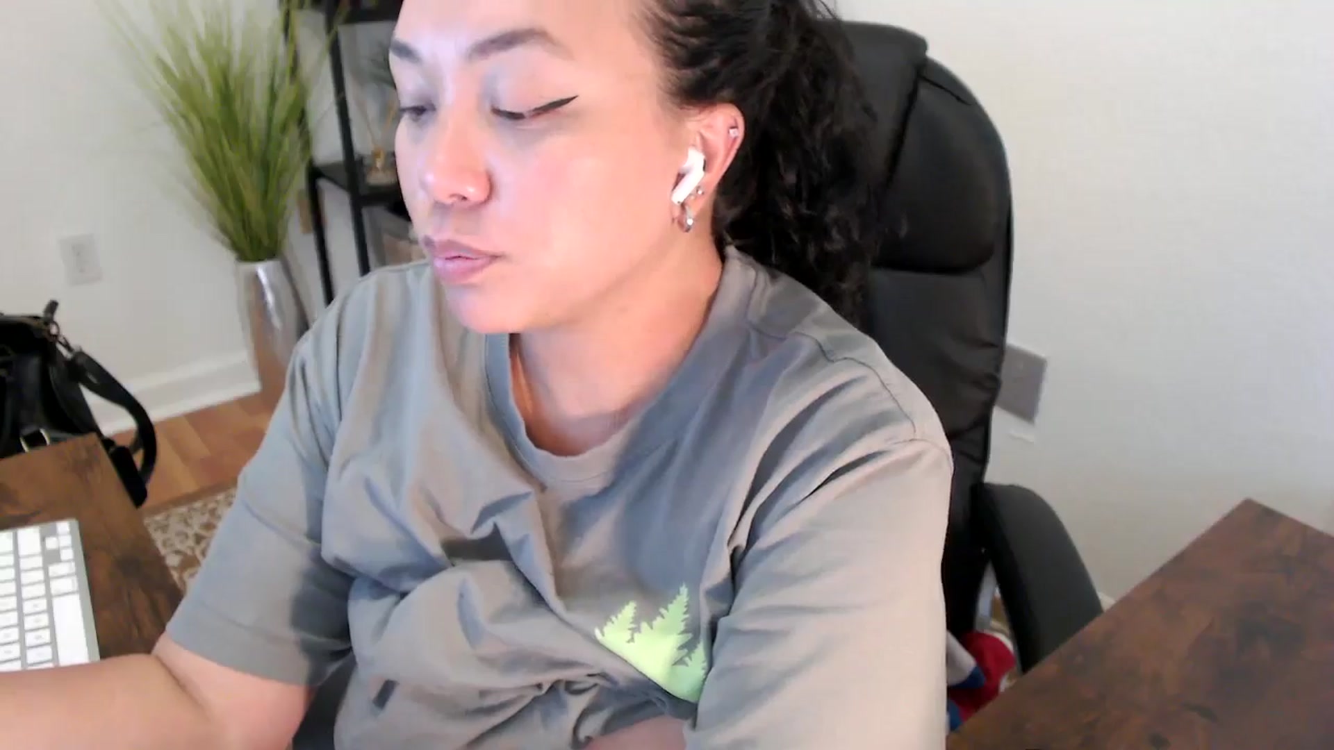 Gallery image thumbnail from MickaylaStar's myfreecams stream on, 04/22/2025, 20:38 image 12 of 20