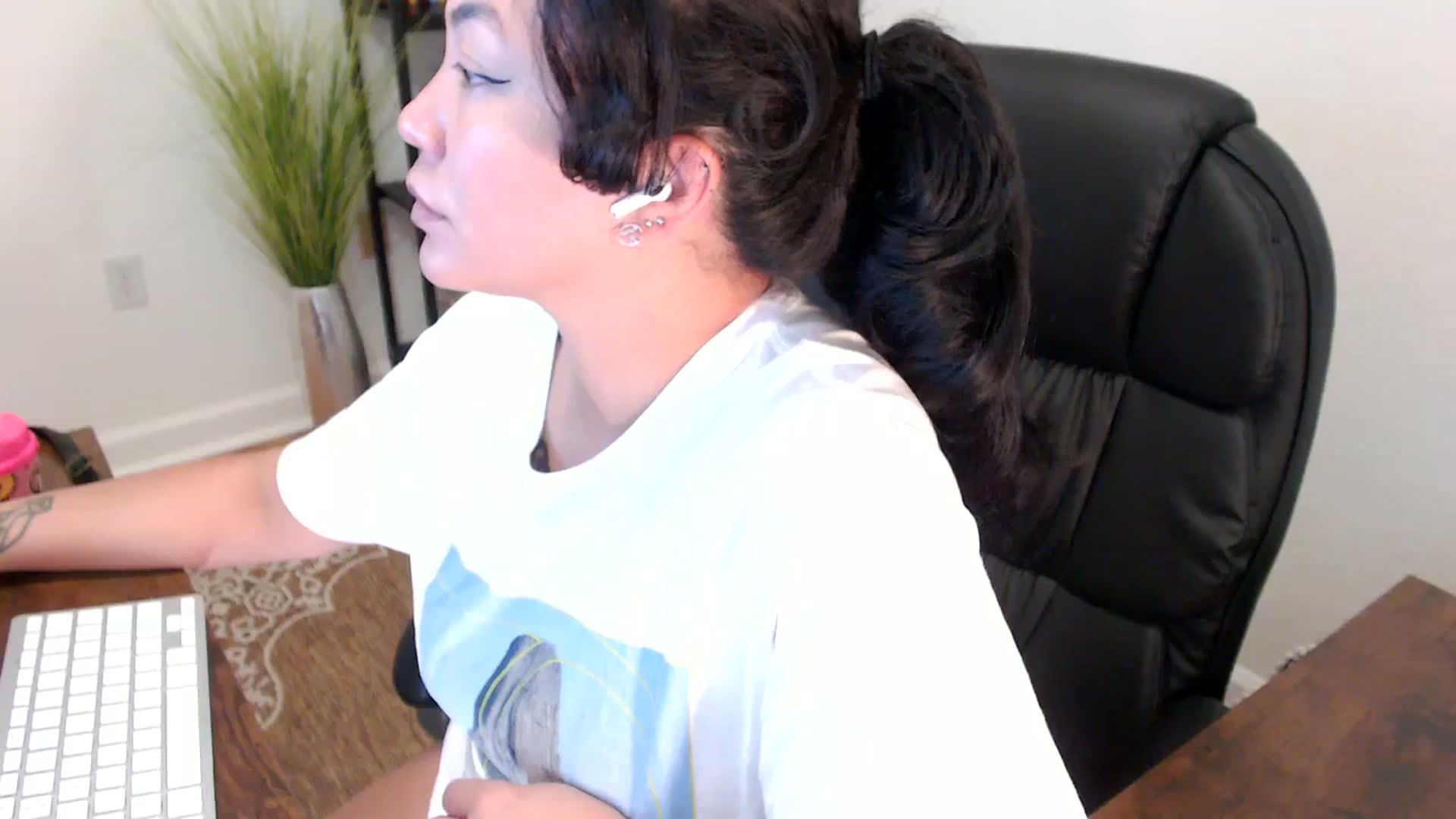 Gallery image thumbnail from MickaylaStar's myfreecams stream on, 04/24/2025, 15:36 image 10 of 20