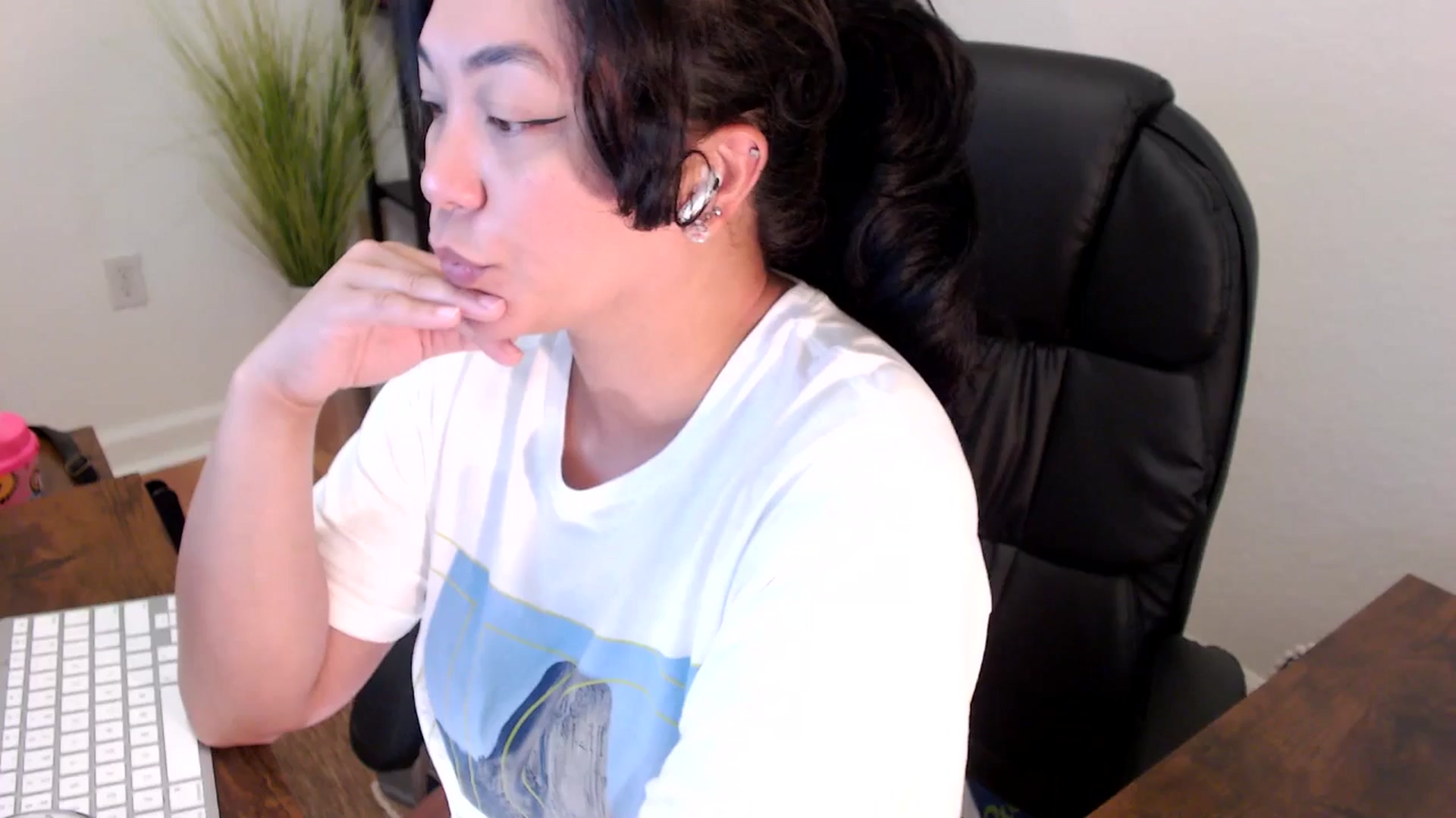 Gallery image thumbnail from MickaylaStar's myfreecams stream on, 04/24/2025, 15:36 image 5 of 20