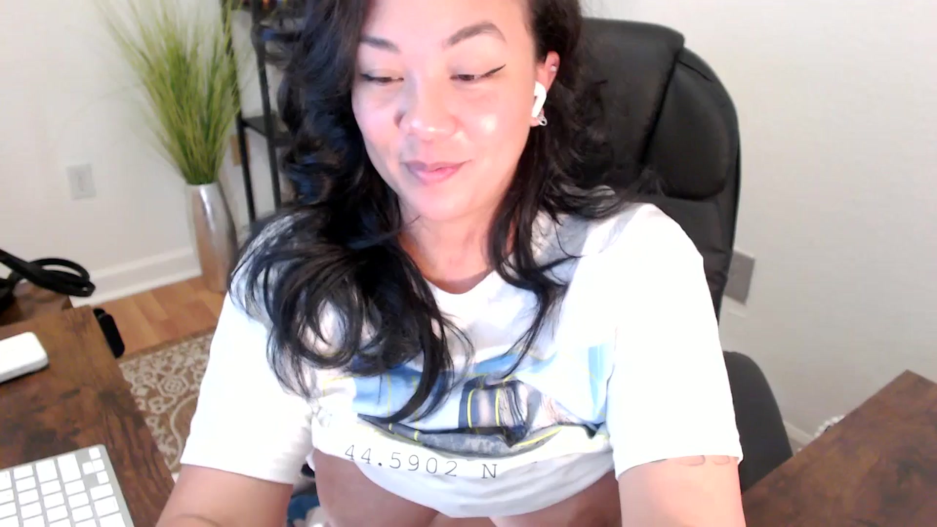 Gallery image thumbnail from MickaylaStar's myfreecams stream on, 04/24/2025, 18:03 image 10 of 20