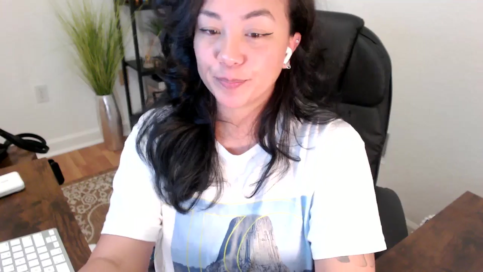 Gallery image thumbnail from MickaylaStar's myfreecams stream on, 04/24/2025, 18:03 image 4 of 20