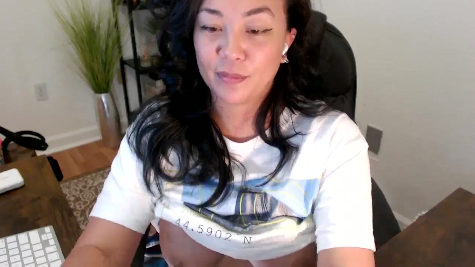 Gallery image thumbnail from MickaylaStar's myfreecams stream on, 04/24/2025, 18:03 image 14 of 20