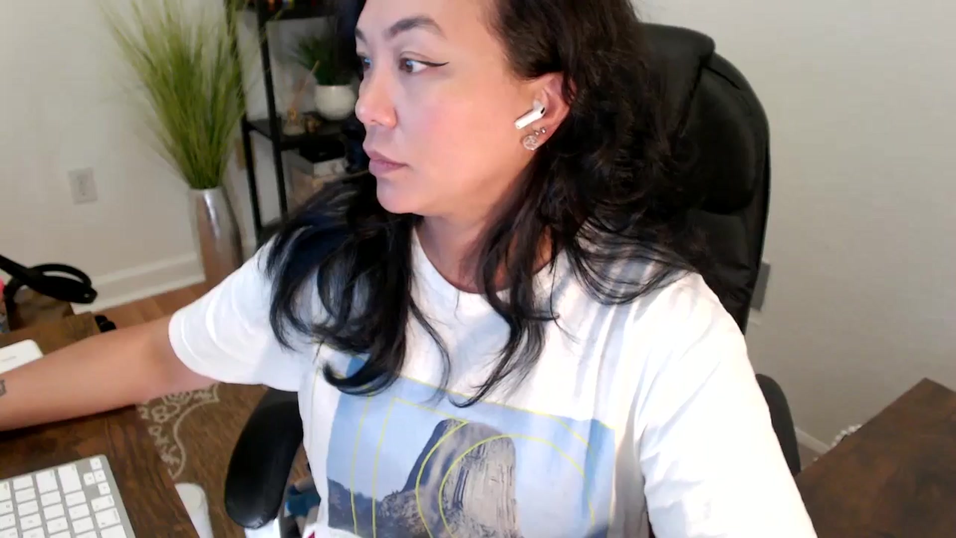 Gallery image thumbnail from MickaylaStar's myfreecams stream on, 04/24/2025, 18:03 image 15 of 20