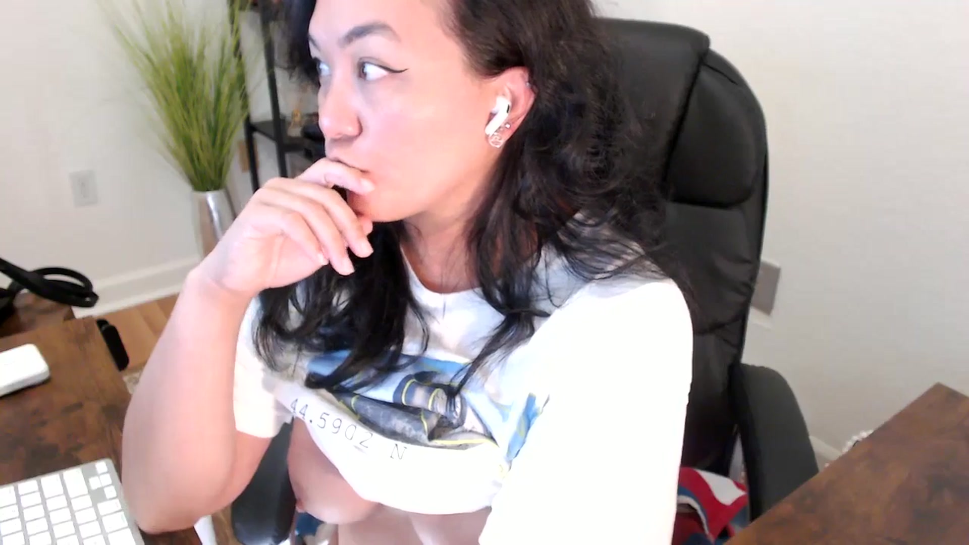 Gallery image thumbnail from MickaylaStar's myfreecams stream on, 04/24/2025, 18:03 image 6 of 20