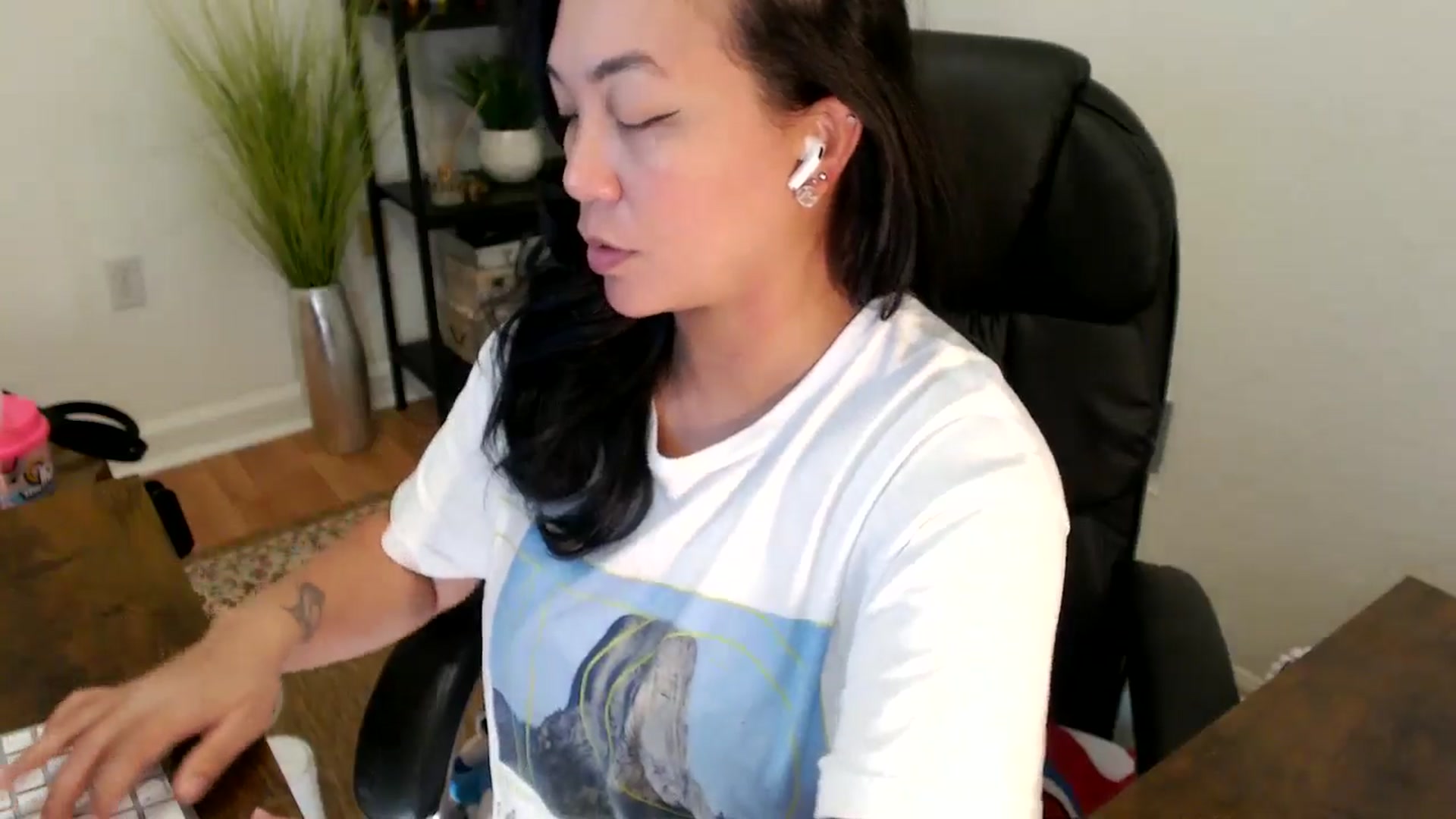 Gallery image thumbnail from MickaylaStar's myfreecams stream on, 04/24/2025, 19:29 image 4 of 20