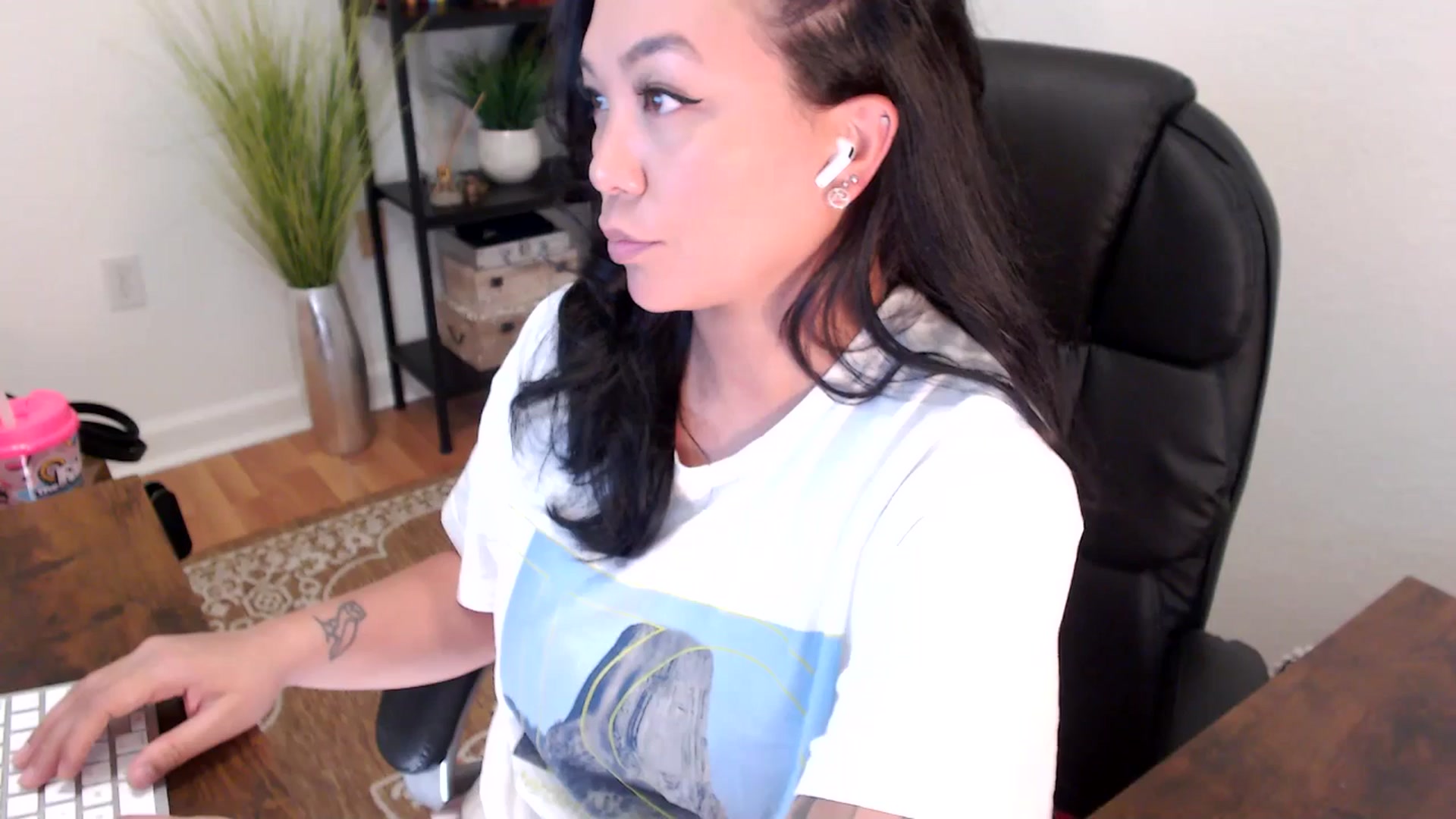 Gallery image thumbnail from MickaylaStar's myfreecams stream on, 04/24/2025, 20:23 image 18 of 20