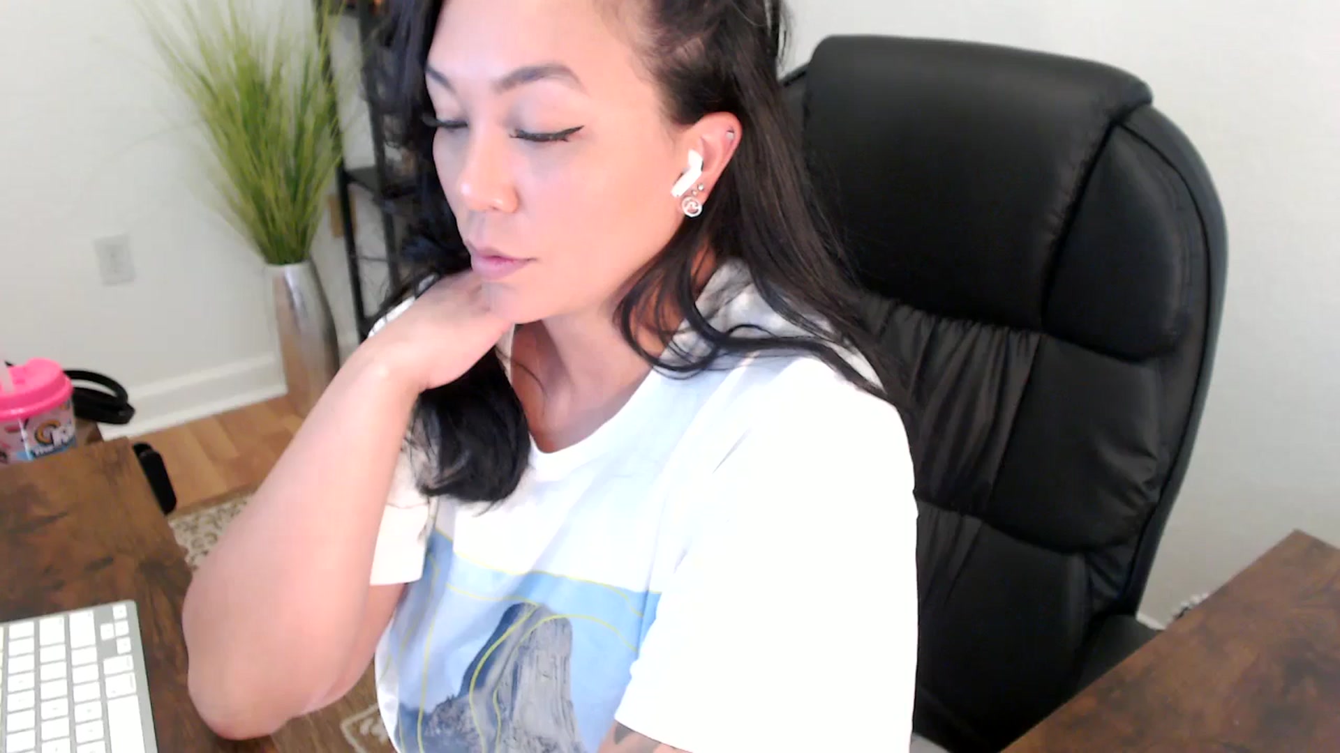 Gallery image thumbnail from MickaylaStar's myfreecams stream on, 04/24/2025, 20:23 image 16 of 20