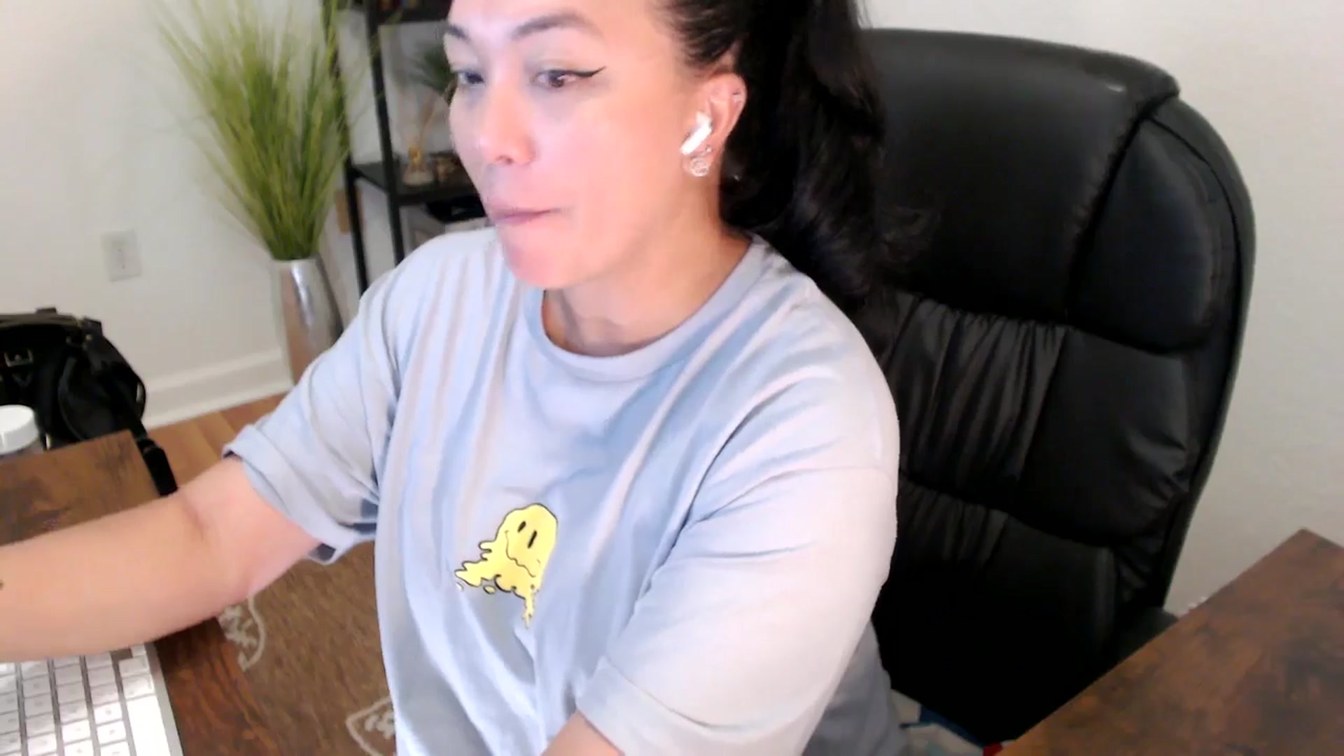 Gallery image thumbnail from MickaylaStar's myfreecams stream on, 04/25/2025, 18:10 image 6 of 20