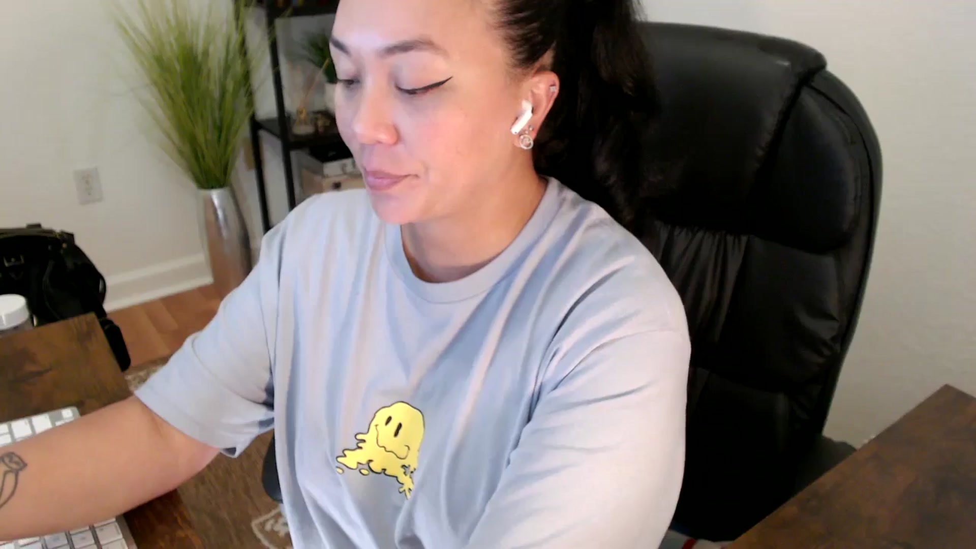 Gallery image thumbnail from MickaylaStar's myfreecams stream on, 04/25/2025, 19:01 image 15 of 20