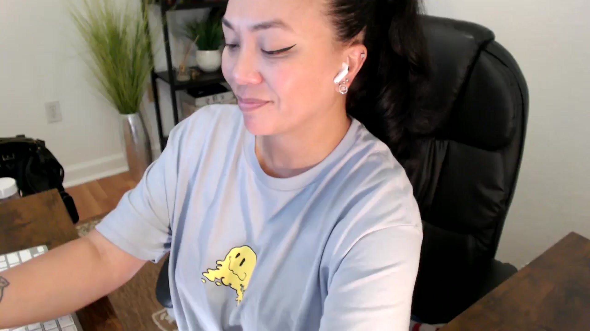 Gallery image thumbnail from MickaylaStar's myfreecams stream on, 04/25/2025, 19:01 image 12 of 20