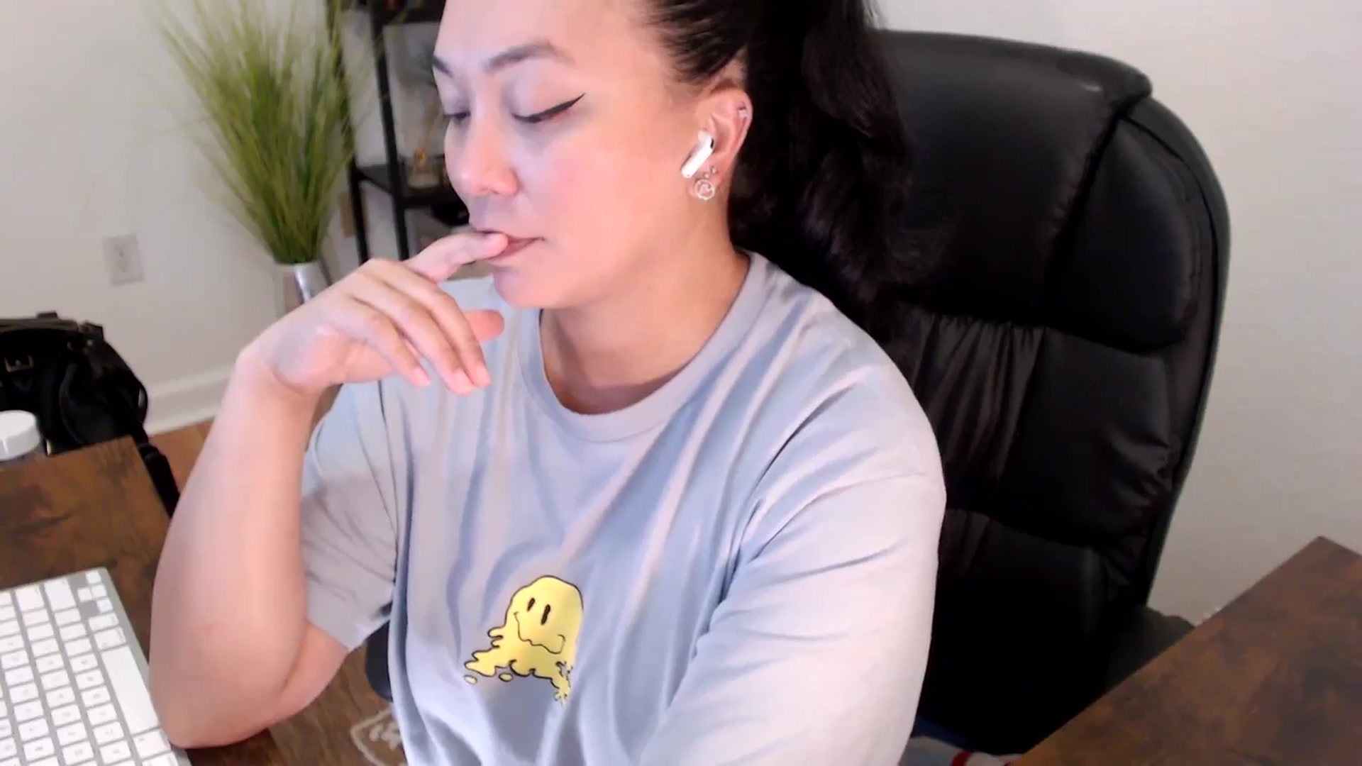 Gallery image thumbnail from MickaylaStar's myfreecams stream on, 04/25/2025, 19:01 image 19 of 20
