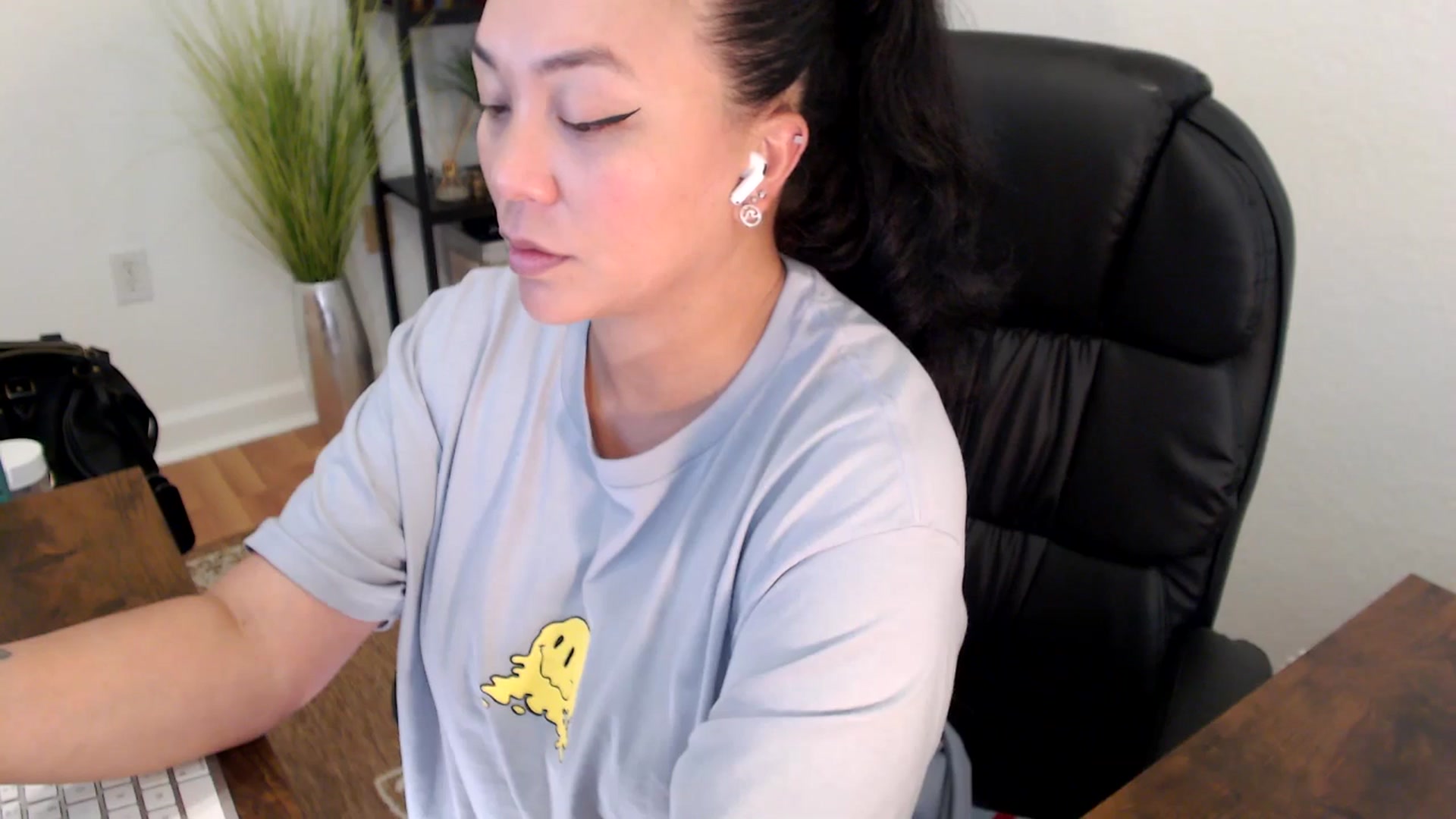 Gallery image thumbnail from MickaylaStar's myfreecams stream on, 04/25/2025, 21:32 image 4 of 20