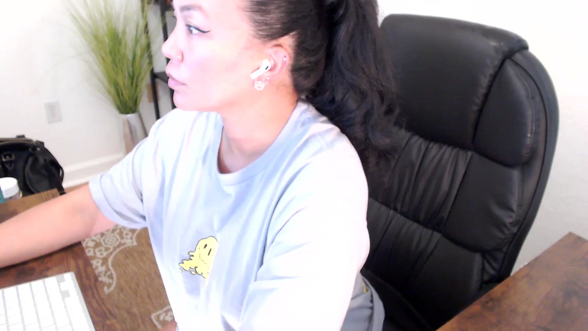 Gallery image thumbnail from MickaylaStar's myfreecams stream on, 04/25/2025, 21:32 image 8 of 20