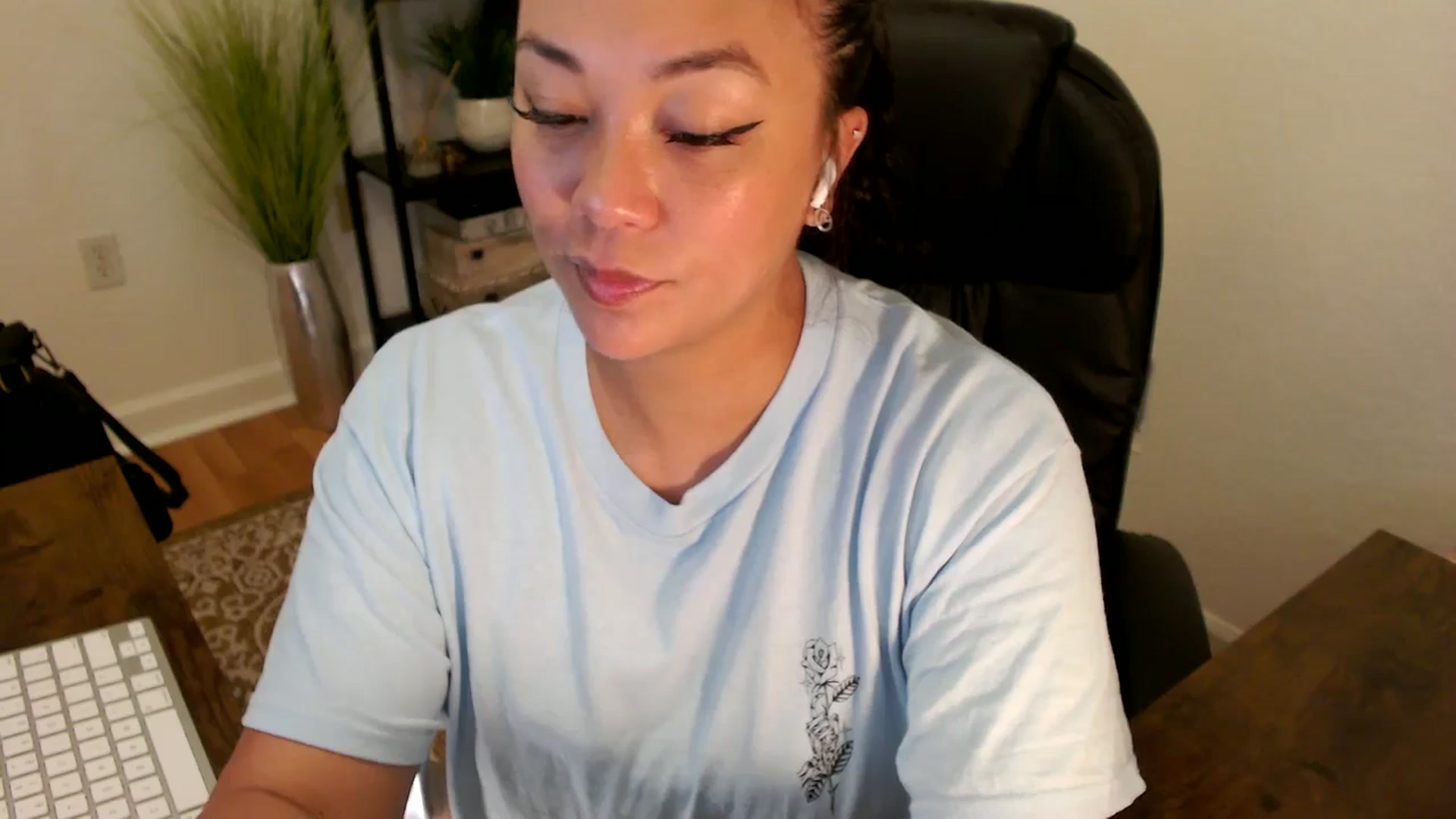 Gallery image thumbnail from MickaylaStar's myfreecams stream on, 04/28/2025, 15:28 image 12 of 20