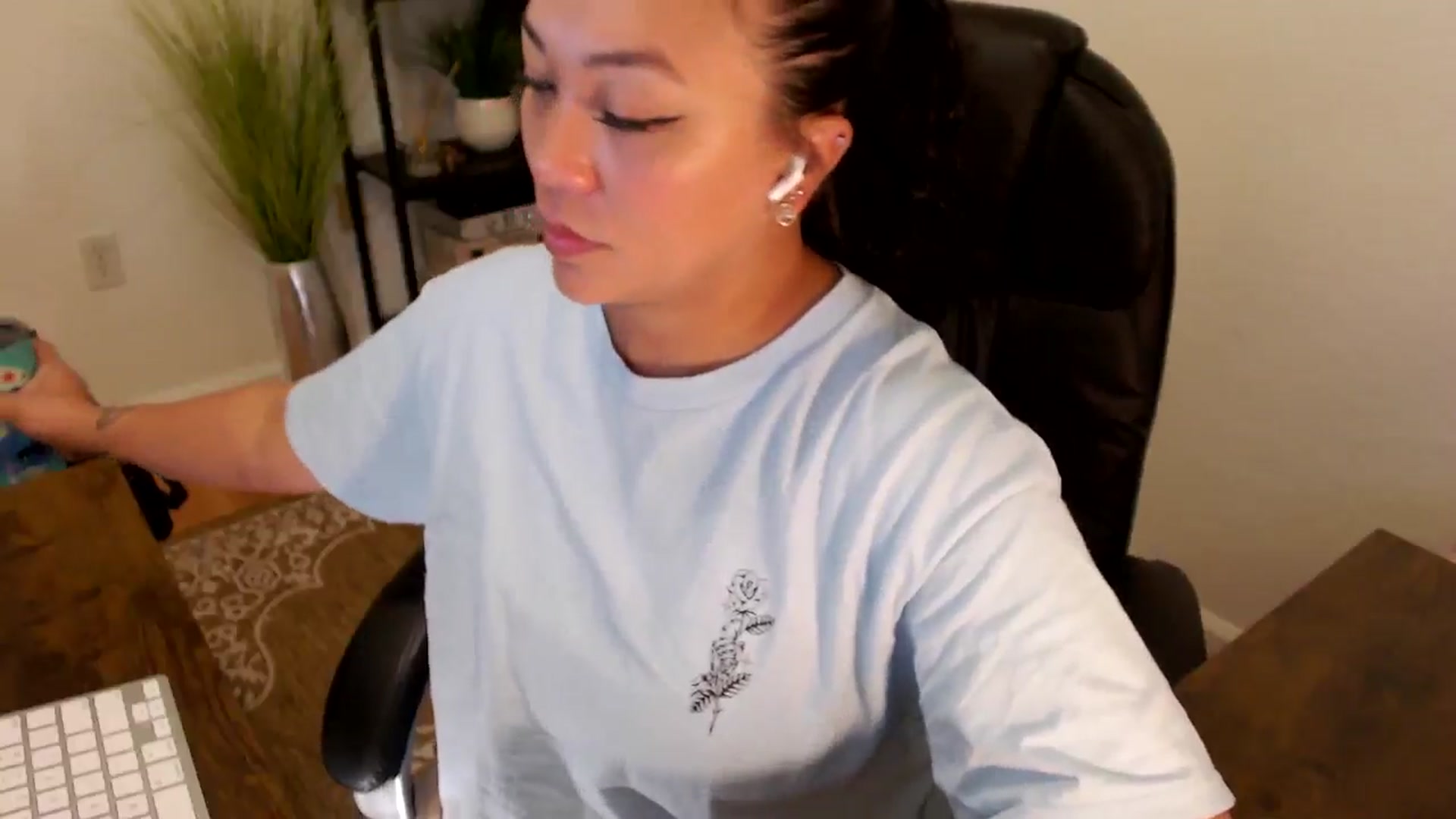Gallery image thumbnail from MickaylaStar's myfreecams stream on, 04/28/2025, 15:28 image 19 of 20